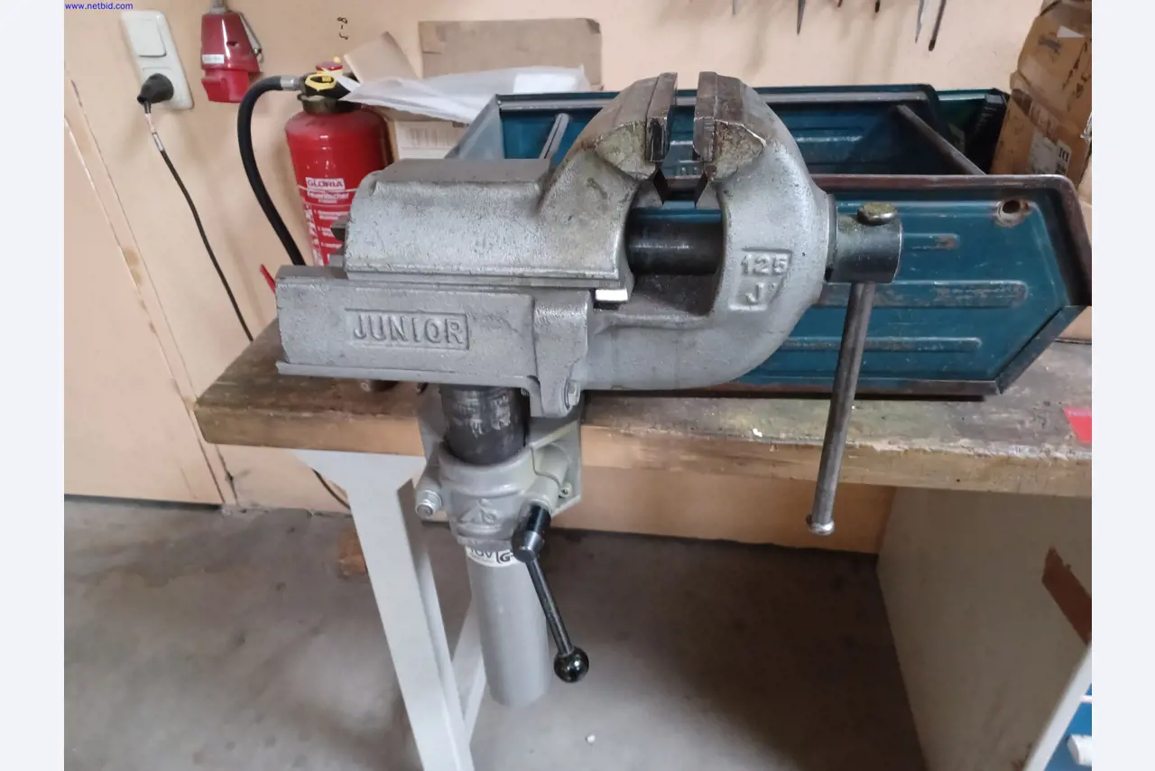 Machines of a lighting manufacturer for metalworking with accessories, continuous painting system, high-bay racking, industrial trucks, vehicles, IT and office equipment-2