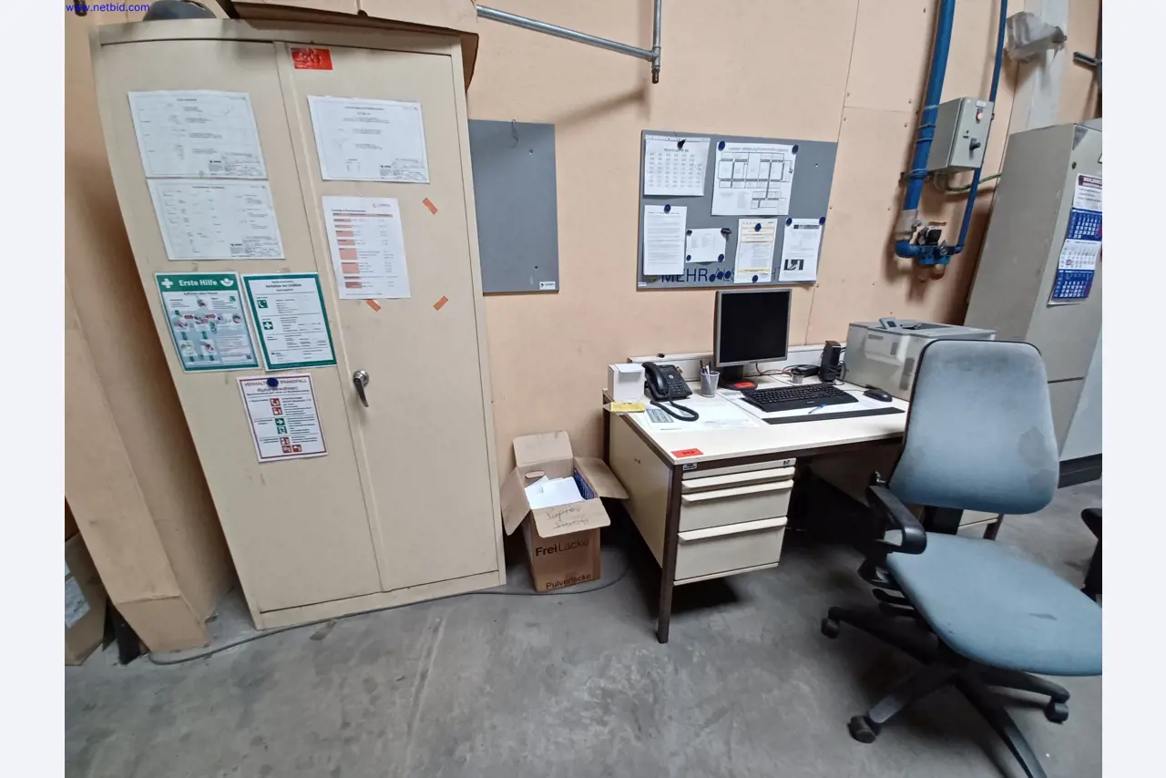 Maschinen eines Leuchtenherstellers u.a. zur Metallbearbeitung mit Zubehör, Durchlauflackier-anlage, Hochregal, Flurförderfahrzeuge, Fahrzeuge, IT- und Büroeinrichtung-1