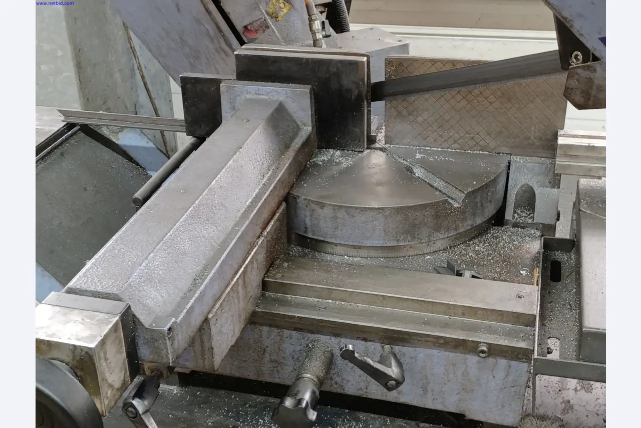 Stroji proizvajalca razsvetljave, vključno s stroji za obdelavo kovin z dodatki, sistemom za neprekinjeno barvanje, visokimi regali, industrijskimi tovornjaki, vozili, informacijsko in pisarniško opremo-4