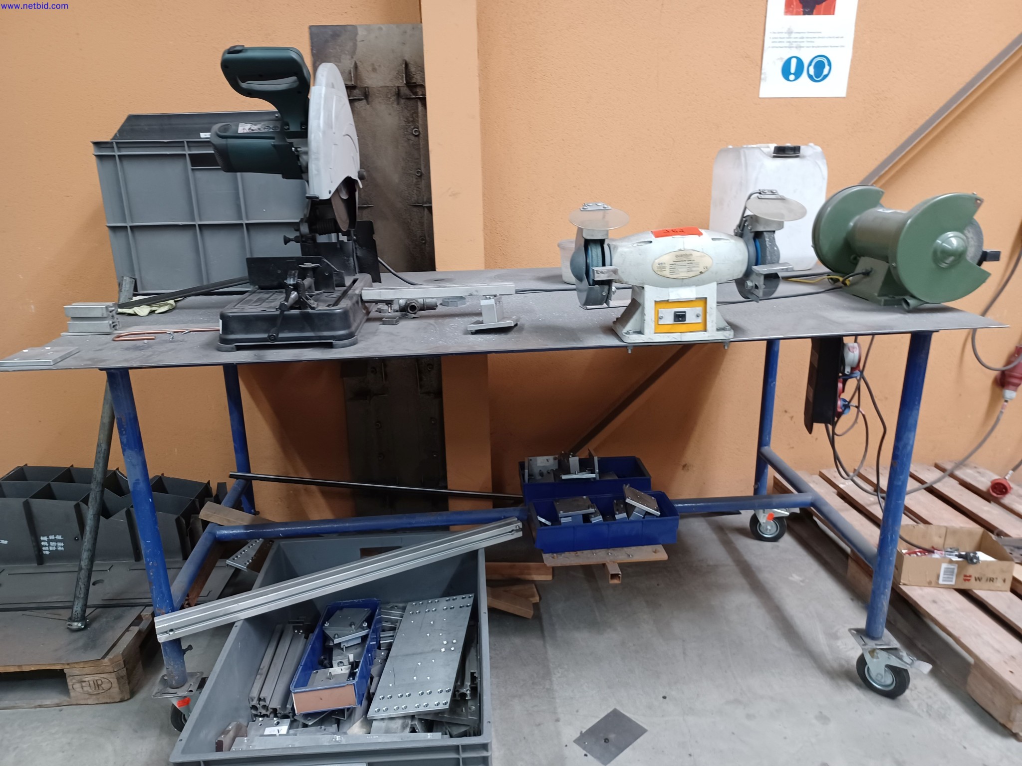 Máquinas de um fabricante de iluminação, incluindo para metalurgia com acessórios, sistema de pintura contínua, estantes de prateleiras altas, camiões industriais, veículos, equipamento informático e de escritório-1