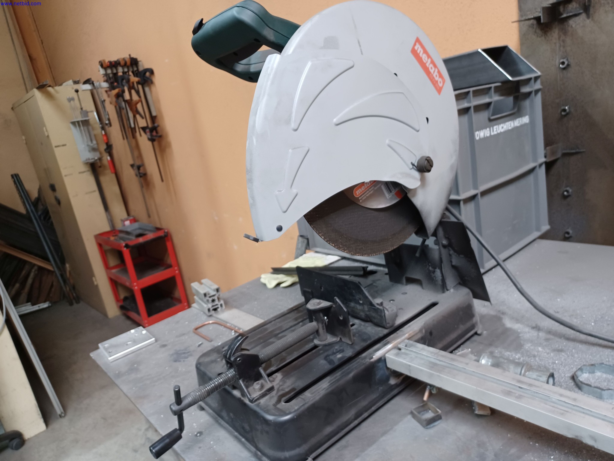 Máquinas de um fabricante de iluminação, incluindo para metalurgia com acessórios, sistema de pintura contínua, estantes de prateleiras altas, camiões industriais, veículos, equipamento informático e de escritório-2