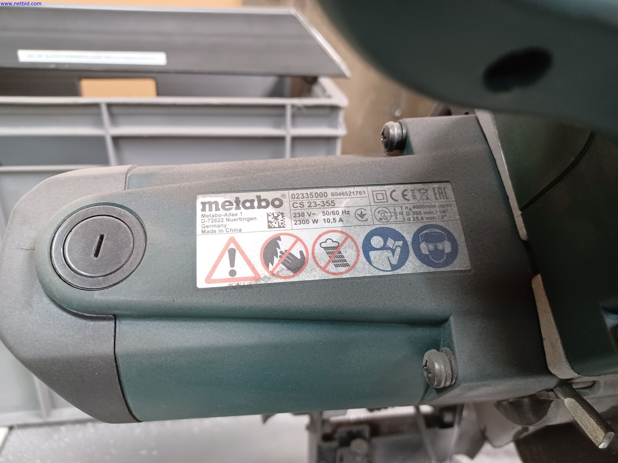 Máquinas de um fabricante de iluminação, incluindo para metalurgia com acessórios, sistema de pintura contínua, estantes de prateleiras altas, camiões industriais, veículos, equipamento informático e de escritório-3