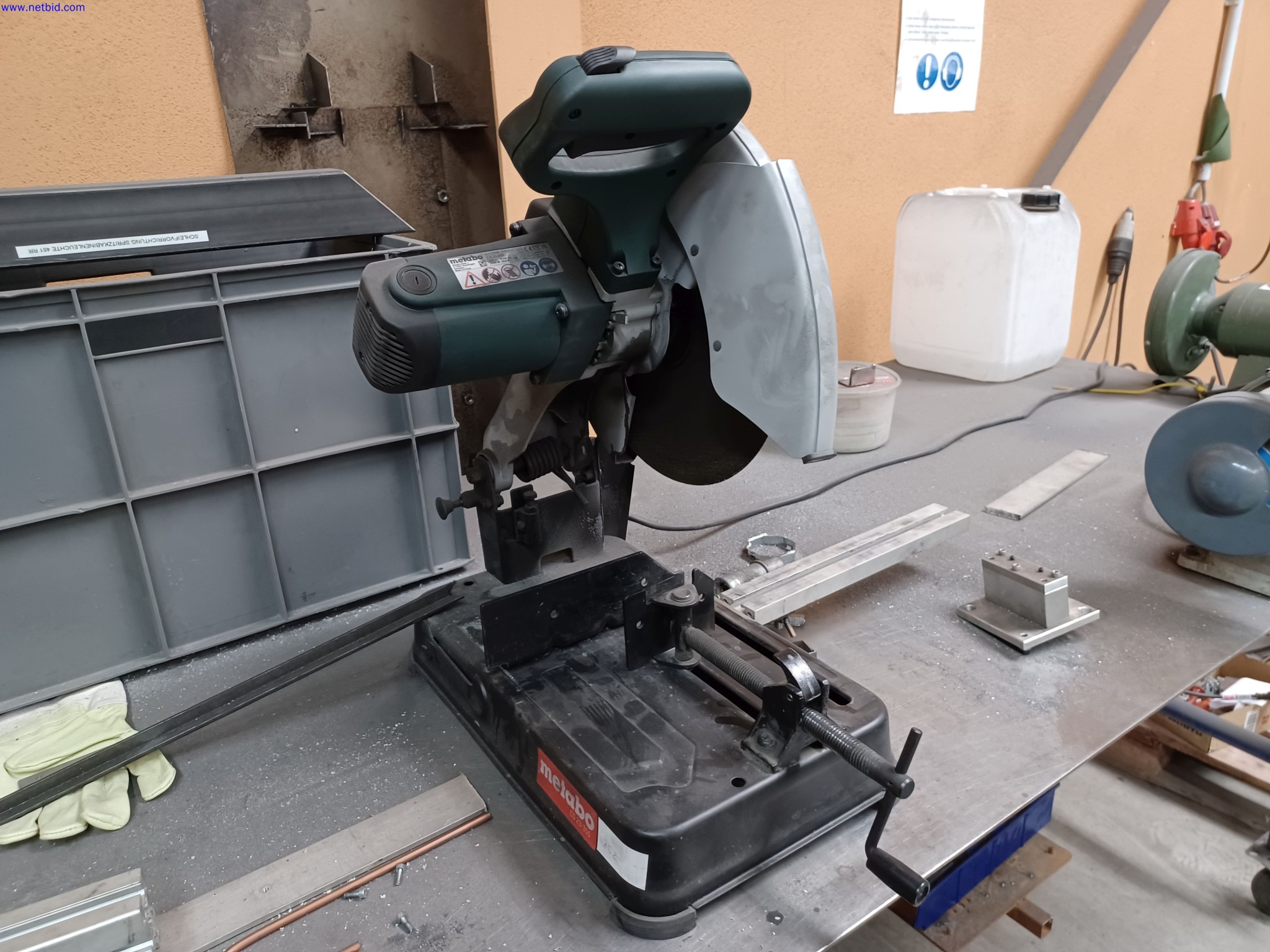 Máquinas de um fabricante de iluminação, incluindo para metalurgia com acessórios, sistema de pintura contínua, estantes de prateleiras altas, camiões industriais, veículos, equipamento informático e de escritório-4