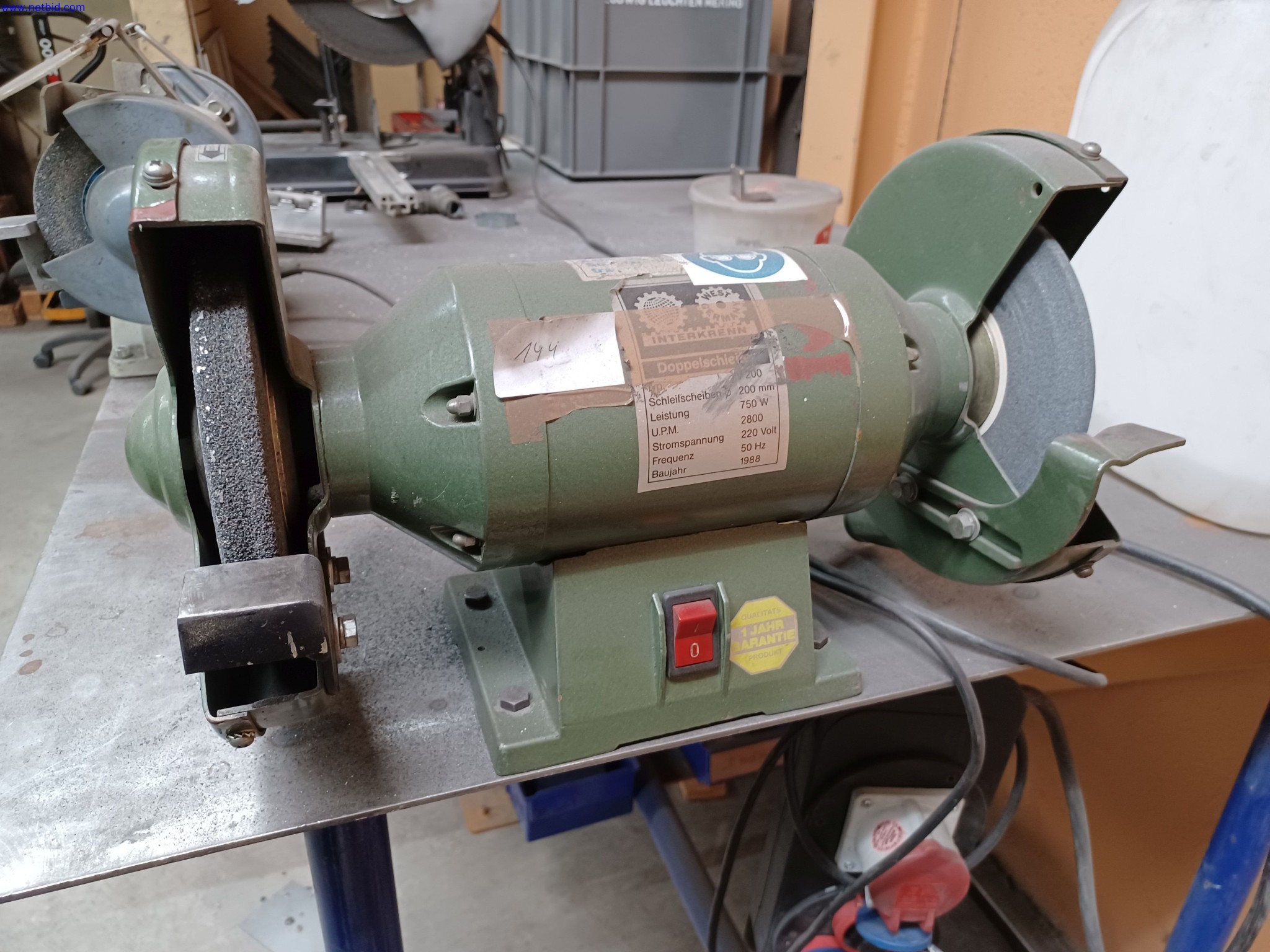 Máquinas de um fabricante de iluminação, incluindo para metalurgia com acessórios, sistema de pintura contínua, estantes de prateleiras altas, camiões industriais, veículos, equipamento informático e de escritório-7