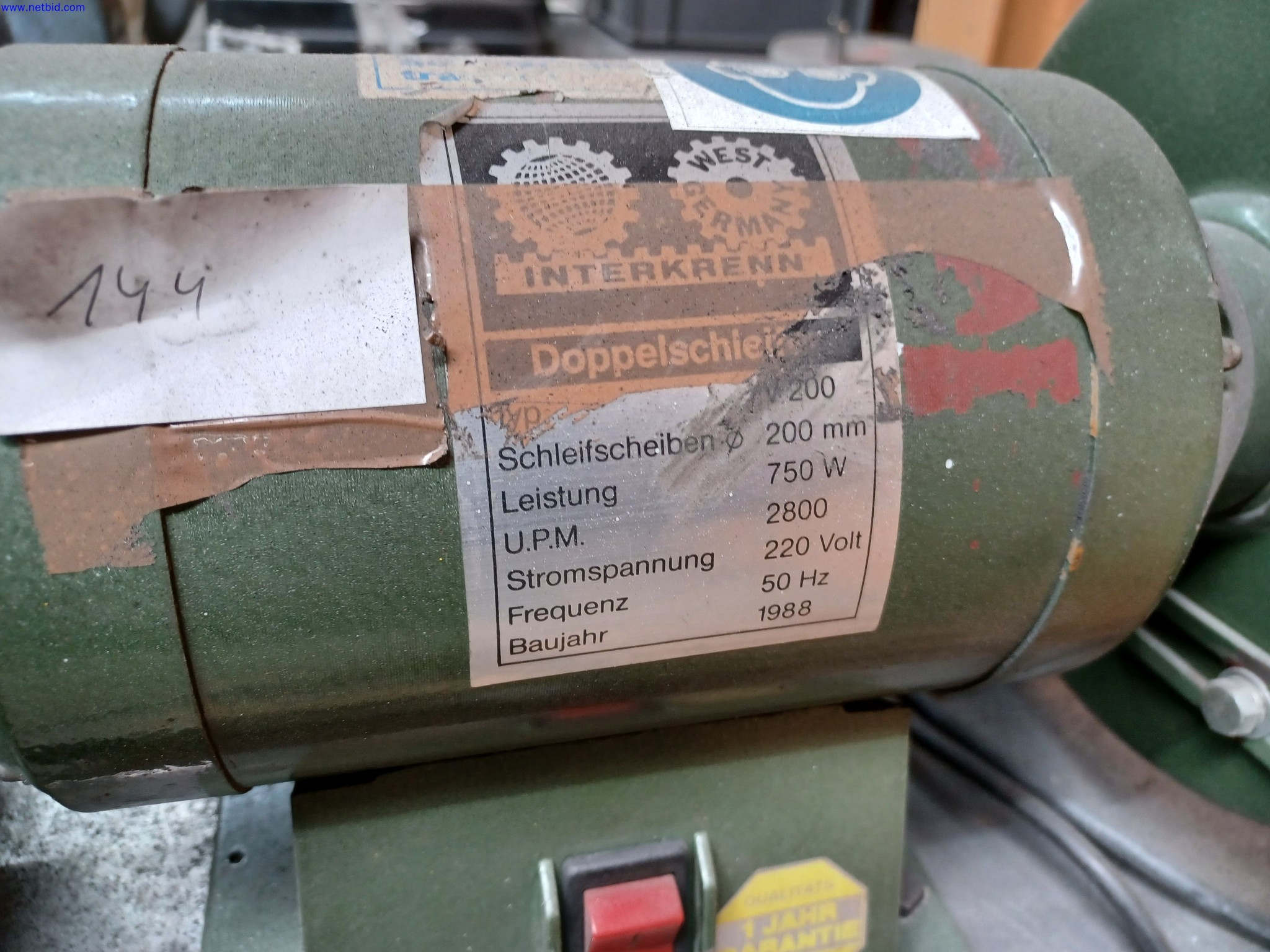 Máquinas de um fabricante de iluminação, incluindo para metalurgia com acessórios, sistema de pintura contínua, estantes de prateleiras altas, camiões industriais, veículos, equipamento informático e de escritório-8