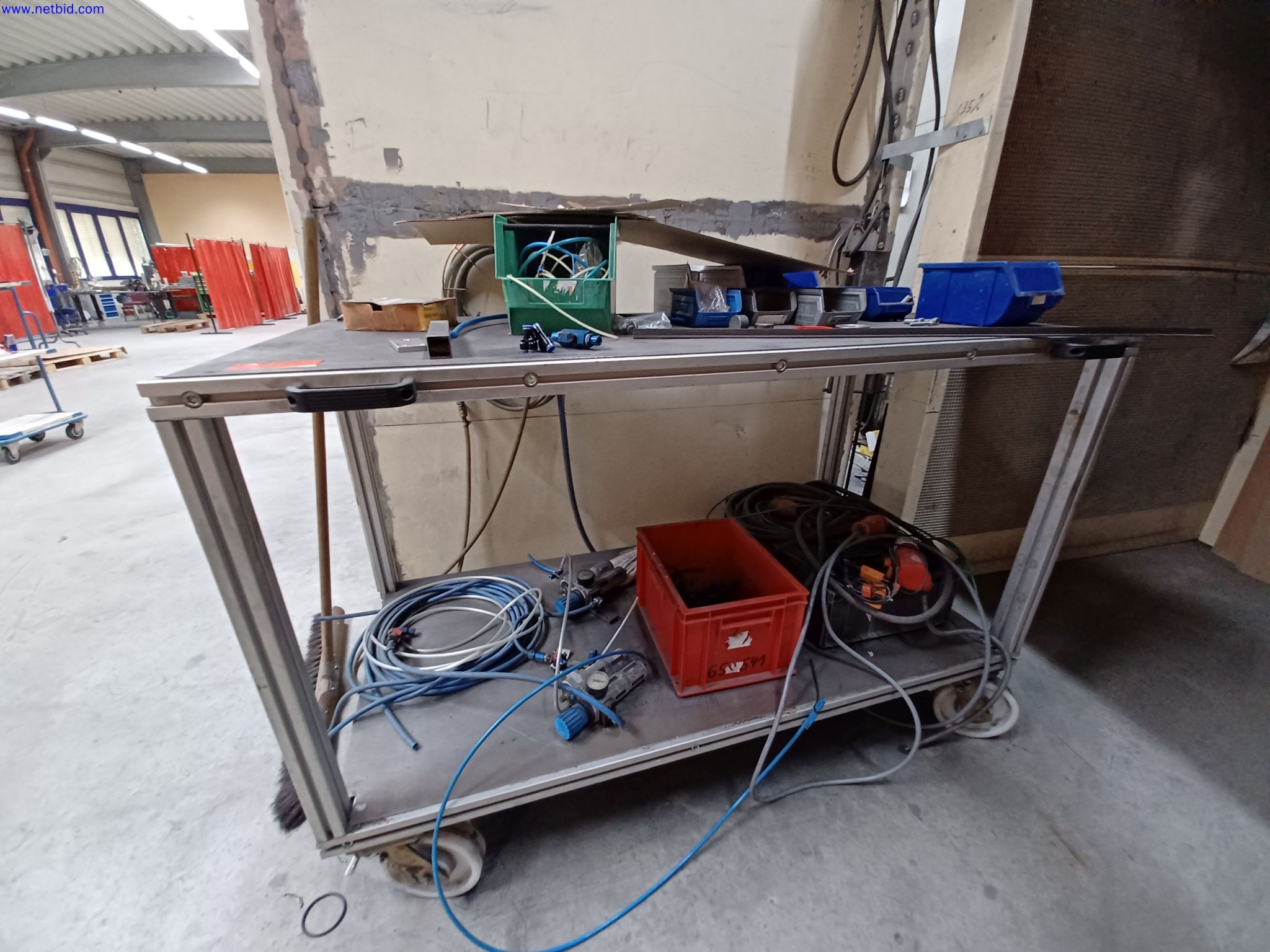 Machines d'un fabricant de luminaires, entre autres pour le travail du métal avec accessoires, installation de peinture en continu, rayonnage en hauteur, véhicules de manutention, véhicules, équipement informatique et de bureau-1