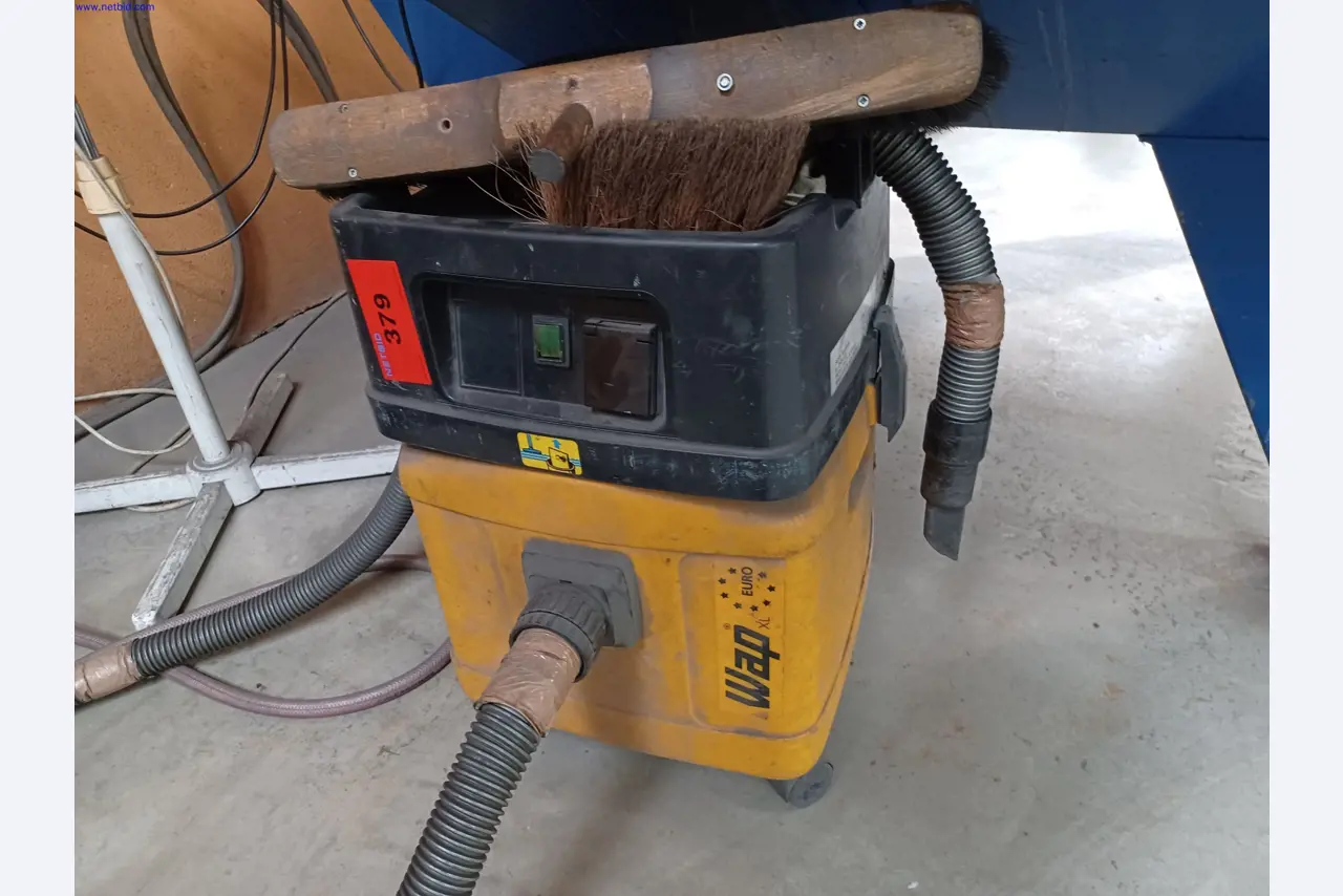 Stroje výrobce osvětlení, včetně strojů pro obrábění kovů s příslušenstvím, kontinuální lakovací systém, vysokoregálové regály, průmyslové vozíky, vozidla, IT a kancelářské vybavení.-1