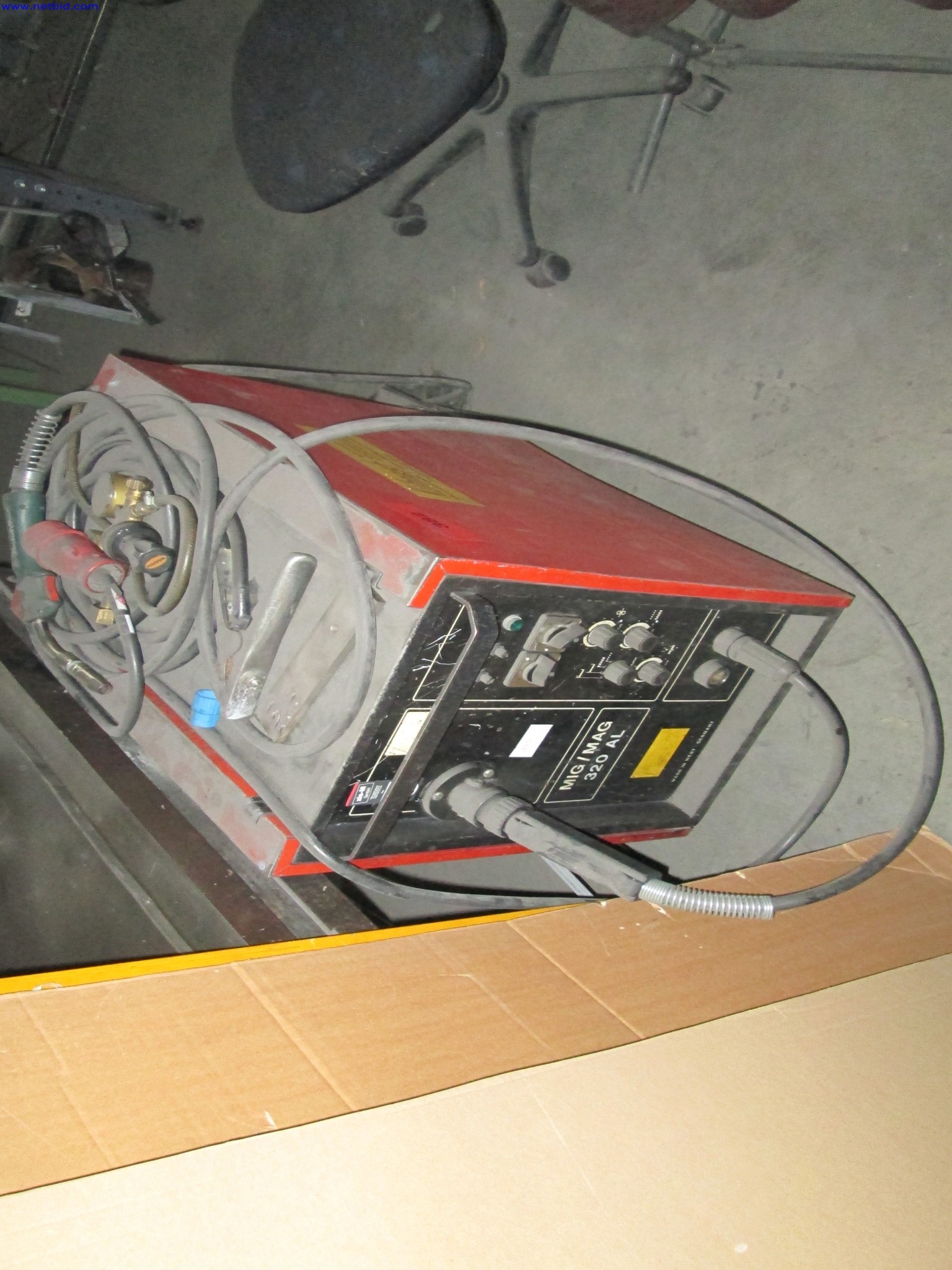 Maschinen eines Leuchtenherstellers u.a. zur Metallbearbeitung mit Zubehör, Durchlauflackier-anlage, Hochregal, Flurförderfahrzeuge, Fahrzeuge, IT- und Büroeinrichtung-1