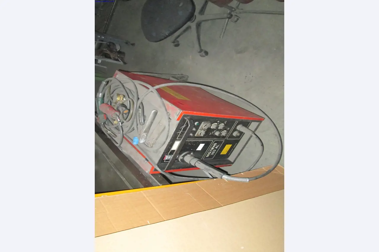 Maschinen eines Leuchtenherstellers u.a. zur Metallbearbeitung mit Zubehör, Durchlauflackier-anlage, Hochregal, Flurförderfahrzeuge, Fahrzeuge, IT- und Büroeinrichtung-1