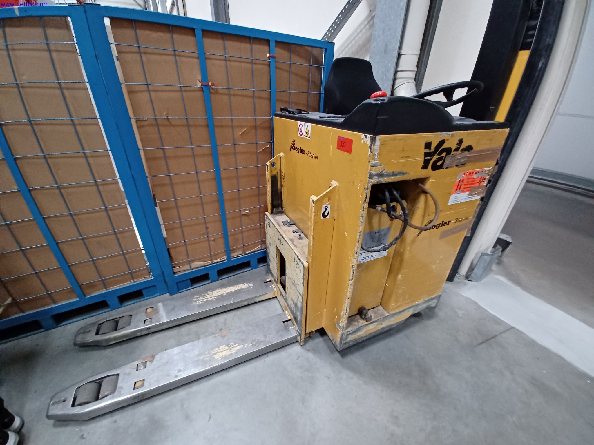 Maschinen eines Leuchtenherstellers u.a. zur Metallbearbeitung mit Zubehör, Durchlauflackier-anlage, Hochregal, Flurförderfahrzeuge, Fahrzeuge, IT- und Büroeinrichtung-1