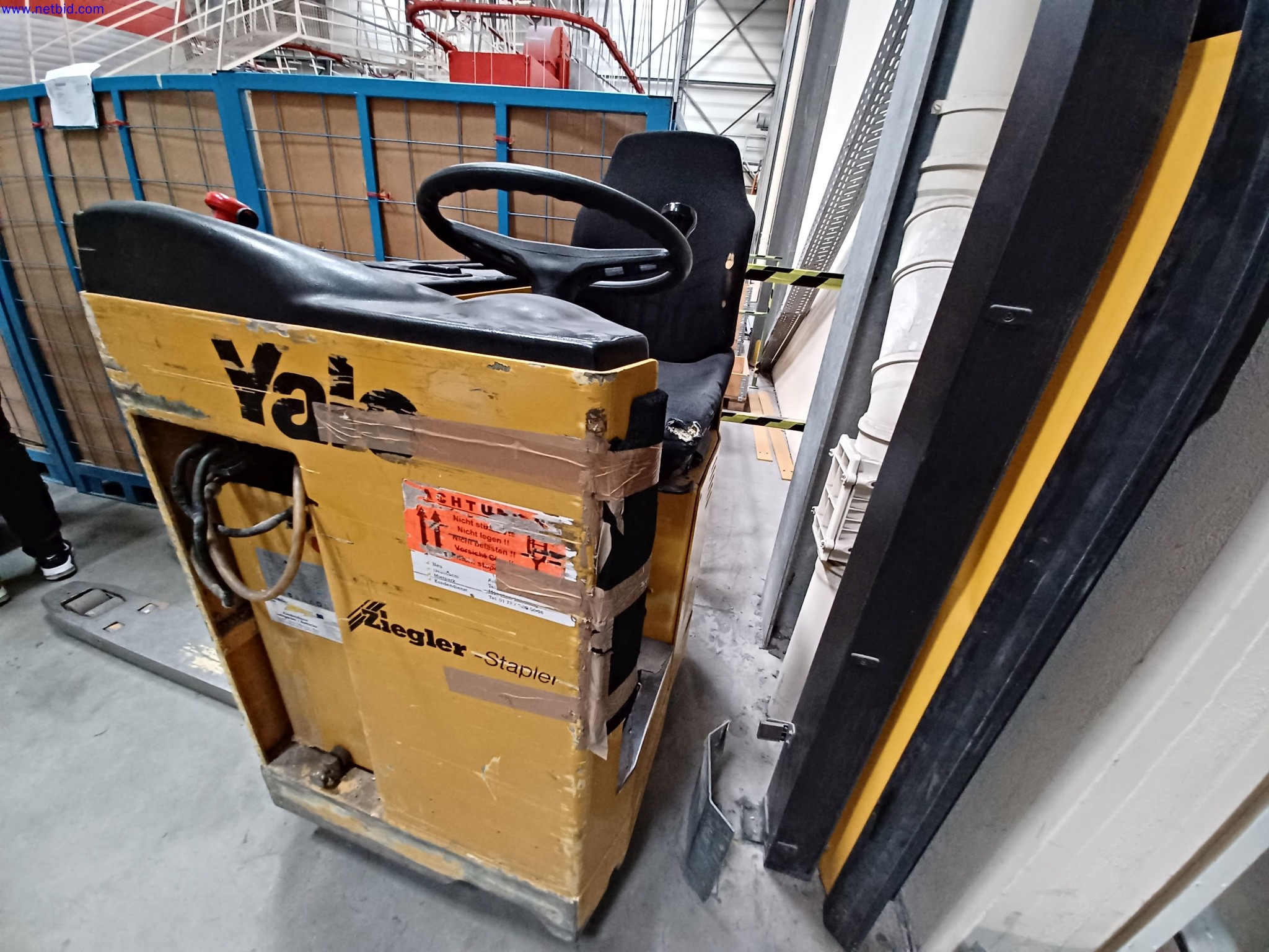 Maschinen eines Leuchtenherstellers u.a. zur Metallbearbeitung mit Zubehör, Durchlauflackier-anlage, Hochregal, Flurförderfahrzeuge, Fahrzeuge, IT- und Büroeinrichtung-2