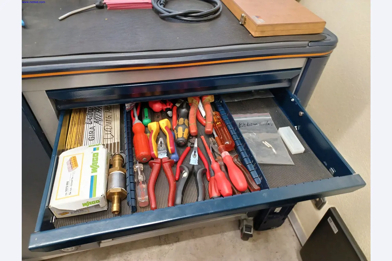 Machines of a lighting manufacturer for metalworking with accessories, continuous painting system, high-bay racking, industrial trucks, vehicles, IT and office equipment-3