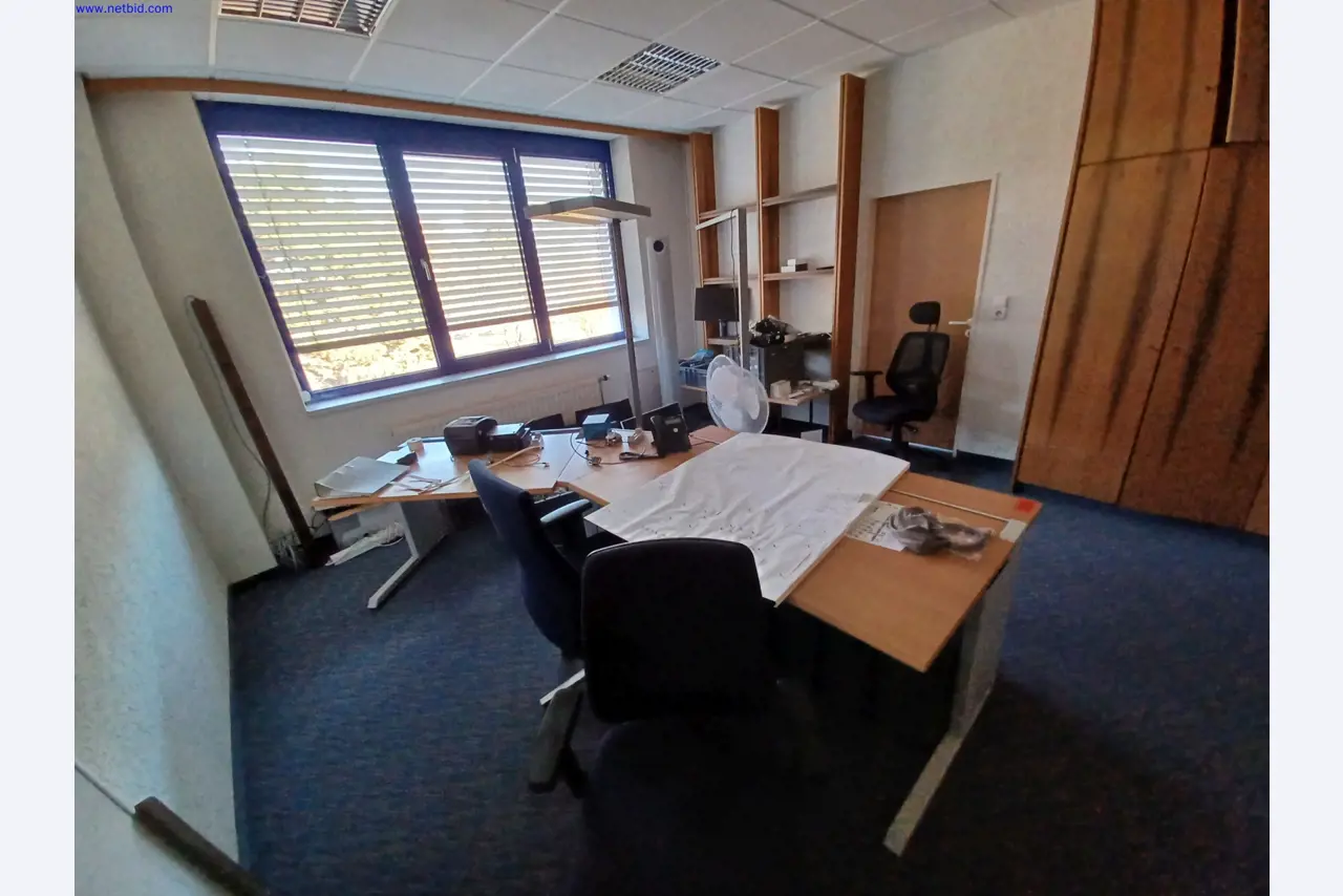 Machines of a lighting manufacturer for metalworking with accessories, continuous painting system, high-bay racking, industrial trucks, vehicles, IT and office equipment-11