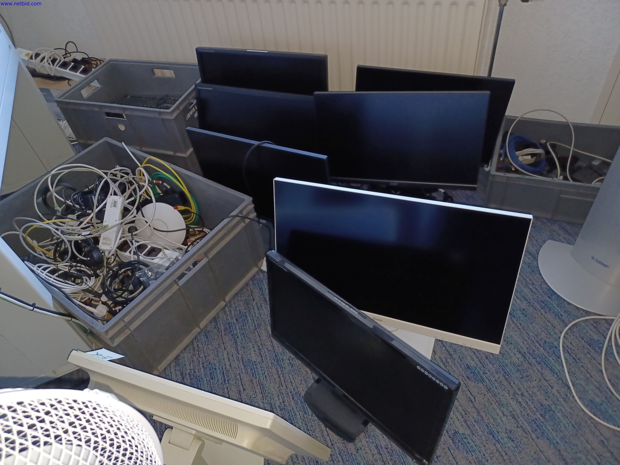 Machines of a lighting manufacturer for metalworking with accessories, continuous painting system, high-bay racking, industrial trucks, vehicles, IT and office equipment-3