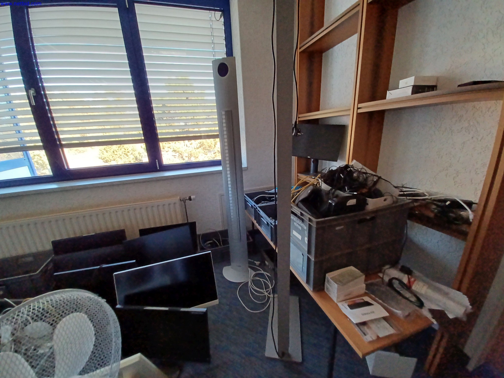 Machines of a lighting manufacturer for metalworking with accessories, continuous painting system, high-bay racking, industrial trucks, vehicles, IT and office equipment-7