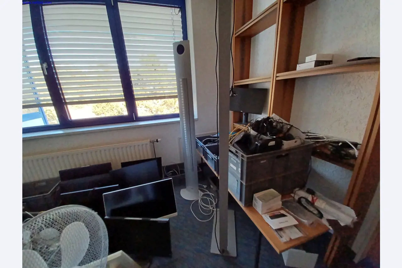 Machines of a lighting manufacturer for metalworking with accessories, continuous painting system, high-bay racking, industrial trucks, vehicles, IT and office equipment-7