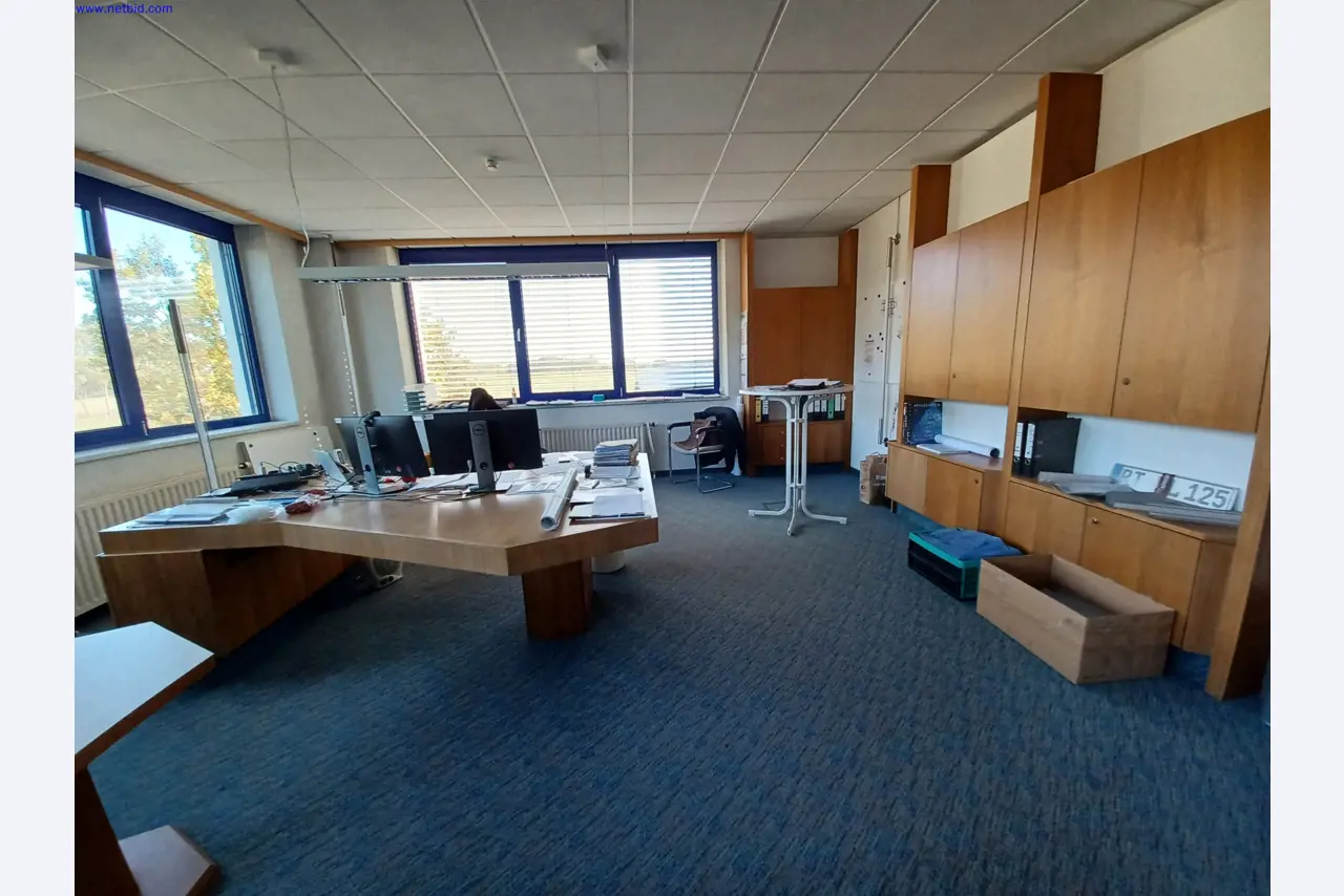 Machines of a lighting manufacturer for metalworking with accessories, continuous painting system, high-bay racking, industrial trucks, vehicles, IT and office equipment-1