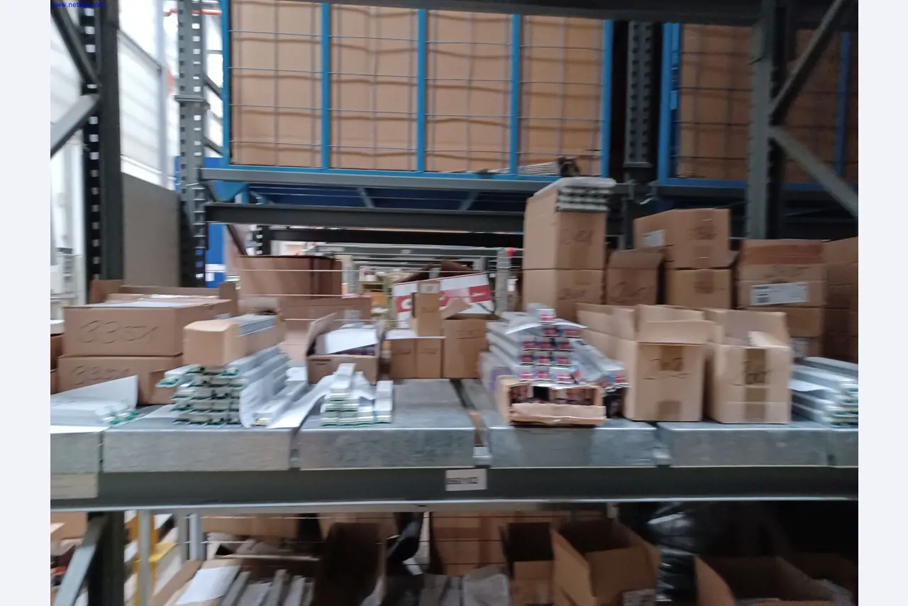 Machines d'un fabricant de luminaires, entre autres pour le travail du métal avec accessoires, installation de peinture en continu, rayonnage en hauteur, véhicules de manutention, véhicules, équipement informatique et de bureau-3