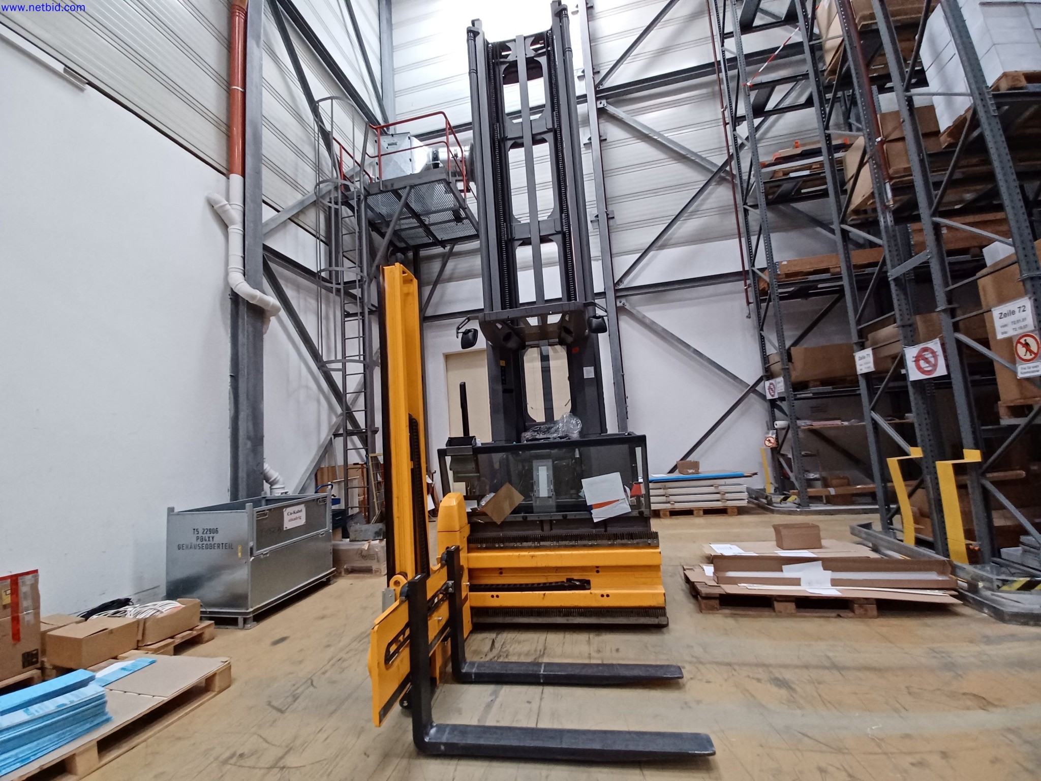Máquinas de un fabricante de iluminación, incluso para la metalurgia con accesorios, sistema de pintura continua, estanterías altas, carretillas industriales, vehículos, equipos informáticos y de oficina.-1