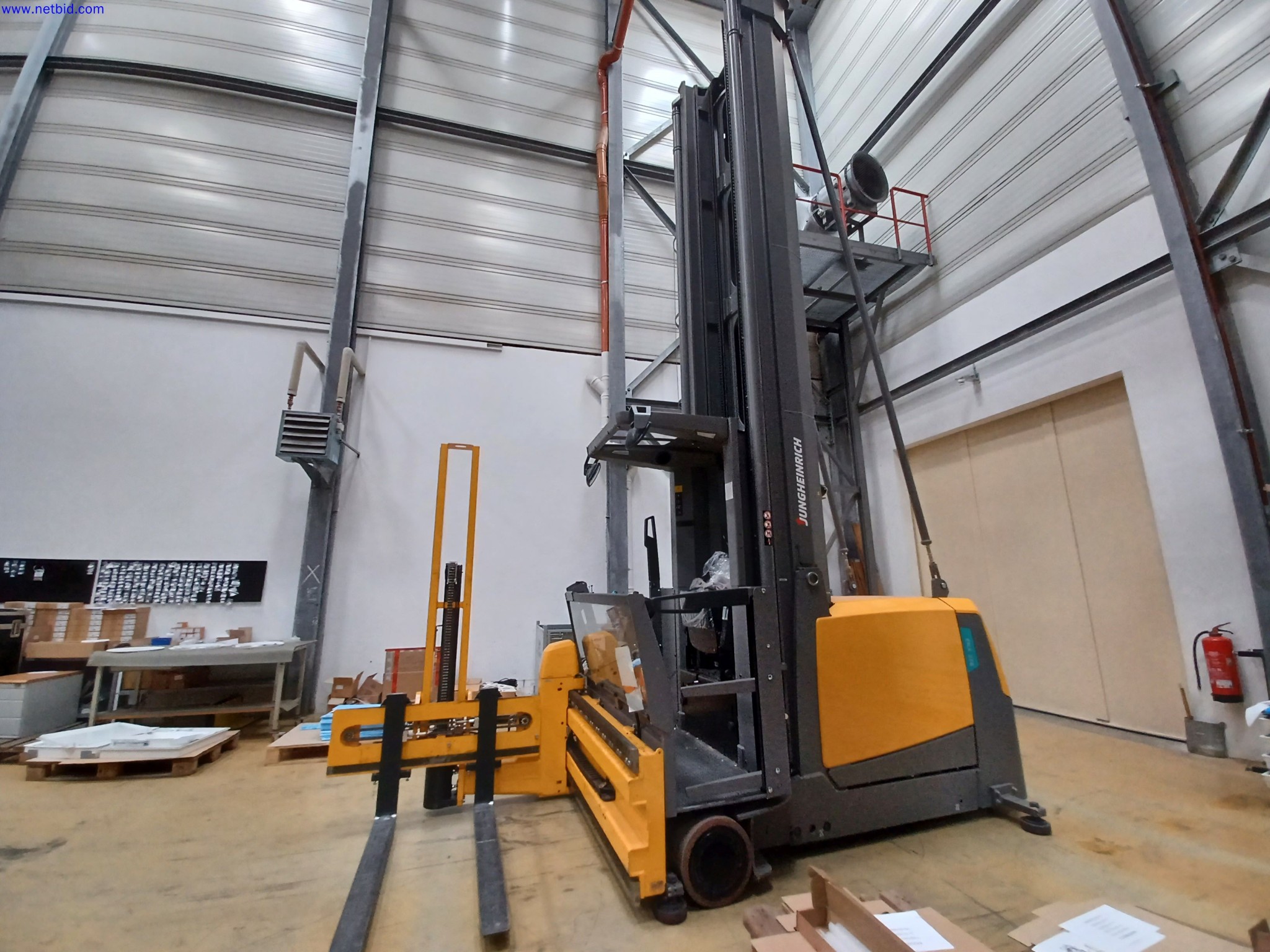 Máquinas de un fabricante de iluminación, incluso para la metalurgia con accesorios, sistema de pintura continua, estanterías altas, carretillas industriales, vehículos, equipos informáticos y de oficina.-2