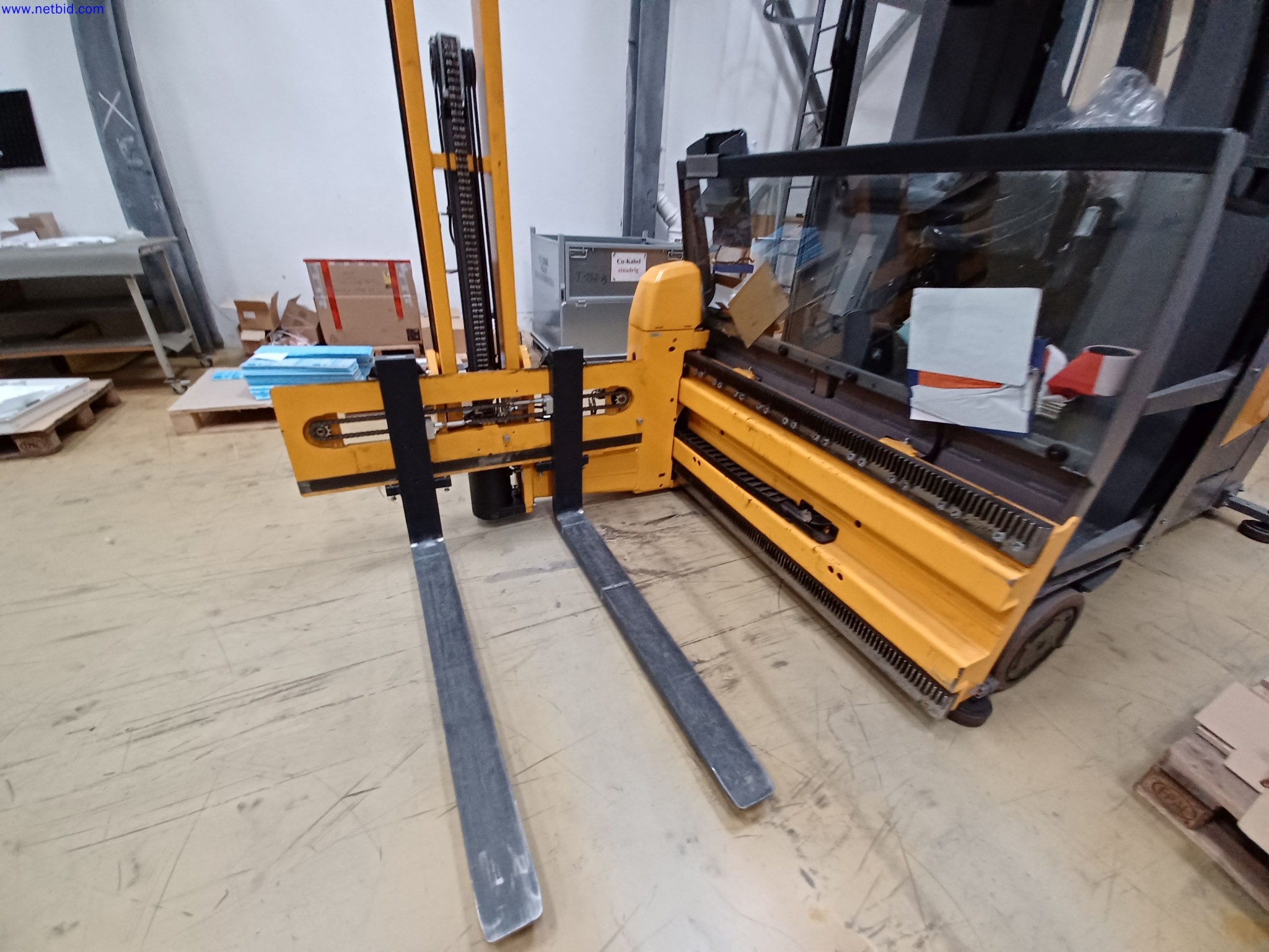 Máquinas de un fabricante de iluminación, incluso para la metalurgia con accesorios, sistema de pintura continua, estanterías altas, carretillas industriales, vehículos, equipos informáticos y de oficina.-3