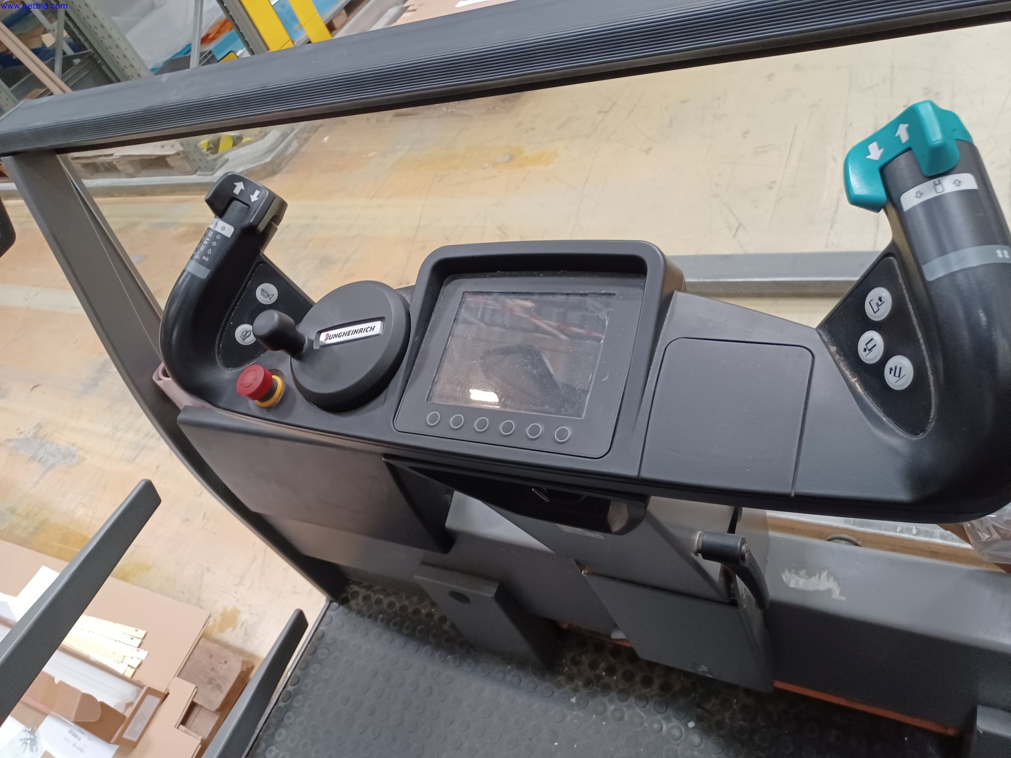 Máquinas de un fabricante de iluminación, incluso para la metalurgia con accesorios, sistema de pintura continua, estanterías altas, carretillas industriales, vehículos, equipos informáticos y de oficina.-4