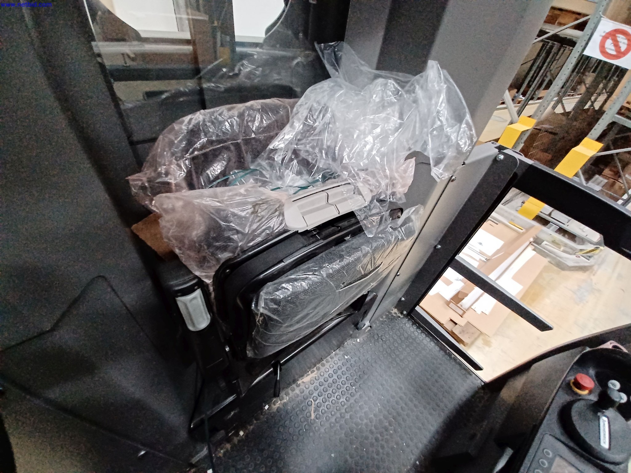 Máquinas de un fabricante de iluminación, incluso para la metalurgia con accesorios, sistema de pintura continua, estanterías altas, carretillas industriales, vehículos, equipos informáticos y de oficina.-6