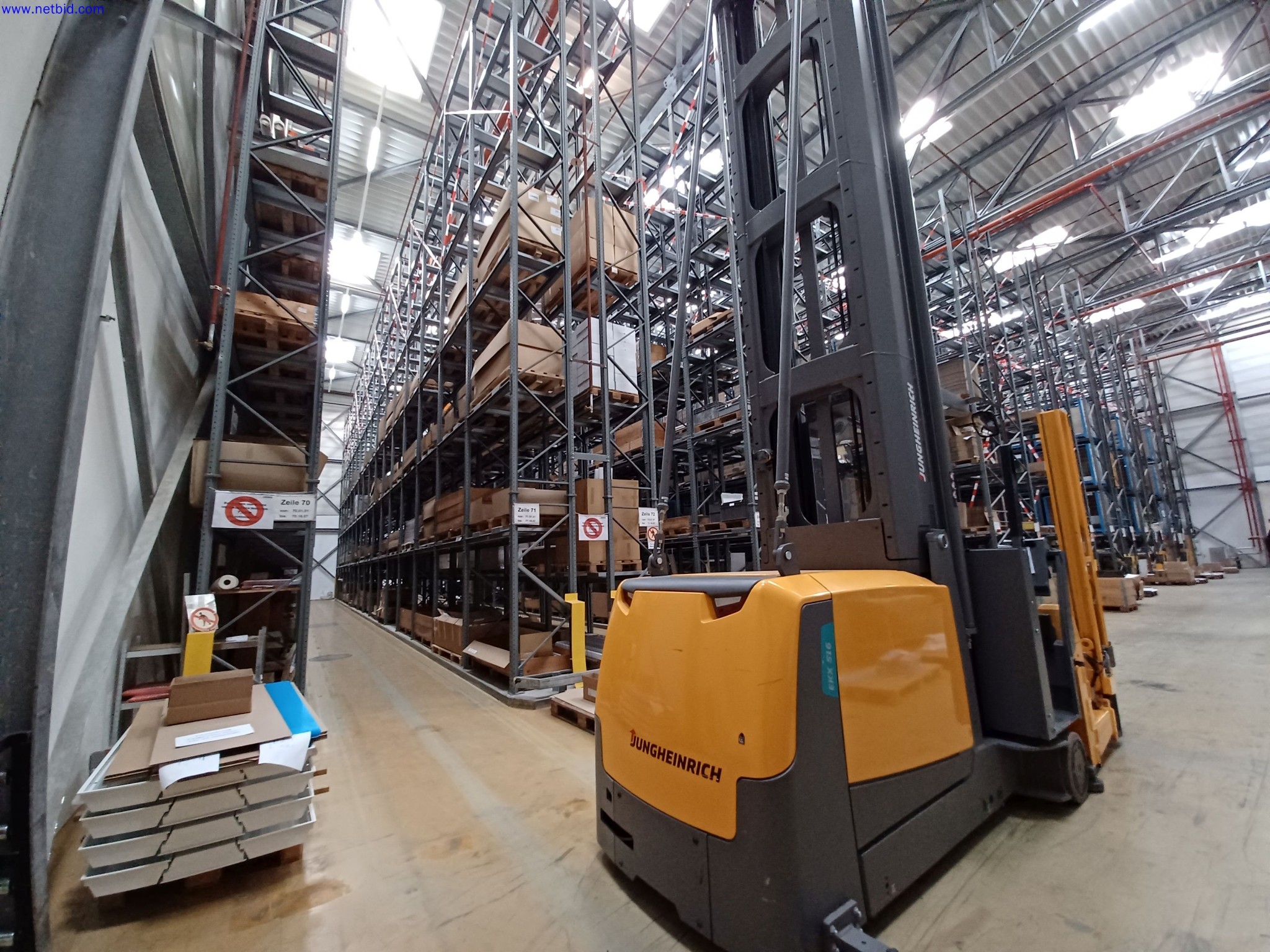 Máquinas de un fabricante de iluminación, incluso para la metalurgia con accesorios, sistema de pintura continua, estanterías altas, carretillas industriales, vehículos, equipos informáticos y de oficina.-8