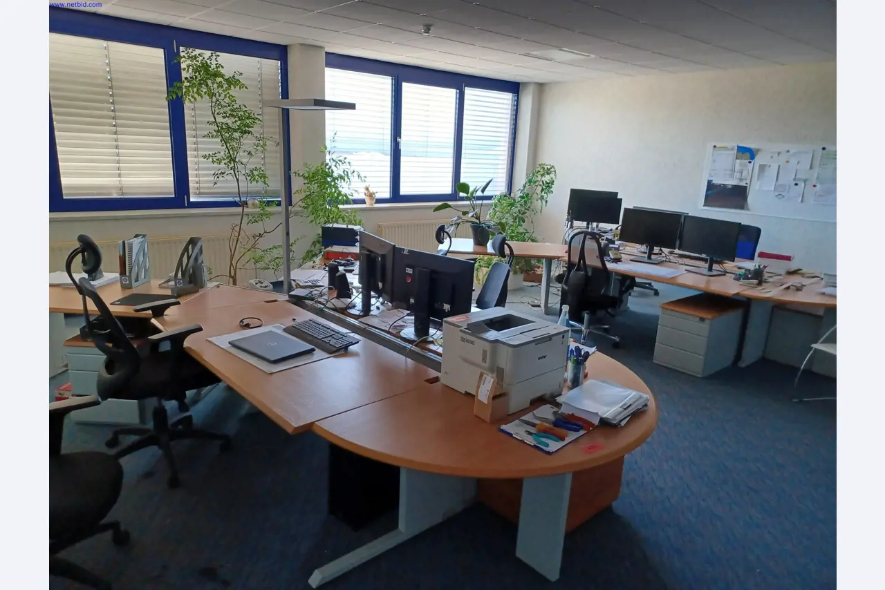 Machines of a lighting manufacturer for metalworking with accessories, continuous painting system, high-bay racking, industrial trucks, vehicles, IT and office equipment-1