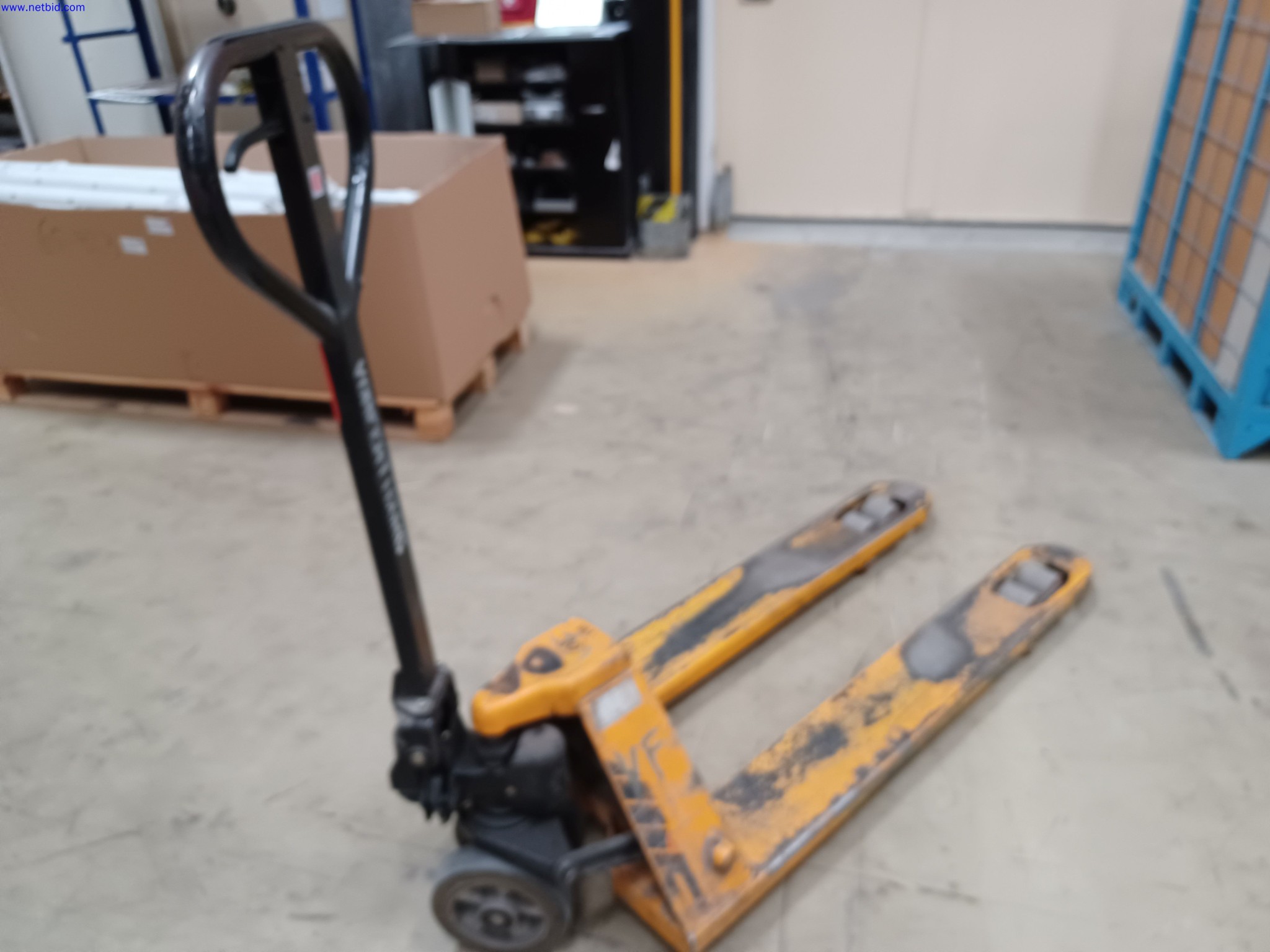 Machines of a lighting manufacturer for metalworking with accessories, continuous painting system, high-bay racking, industrial trucks, vehicles, IT and office equipment-3