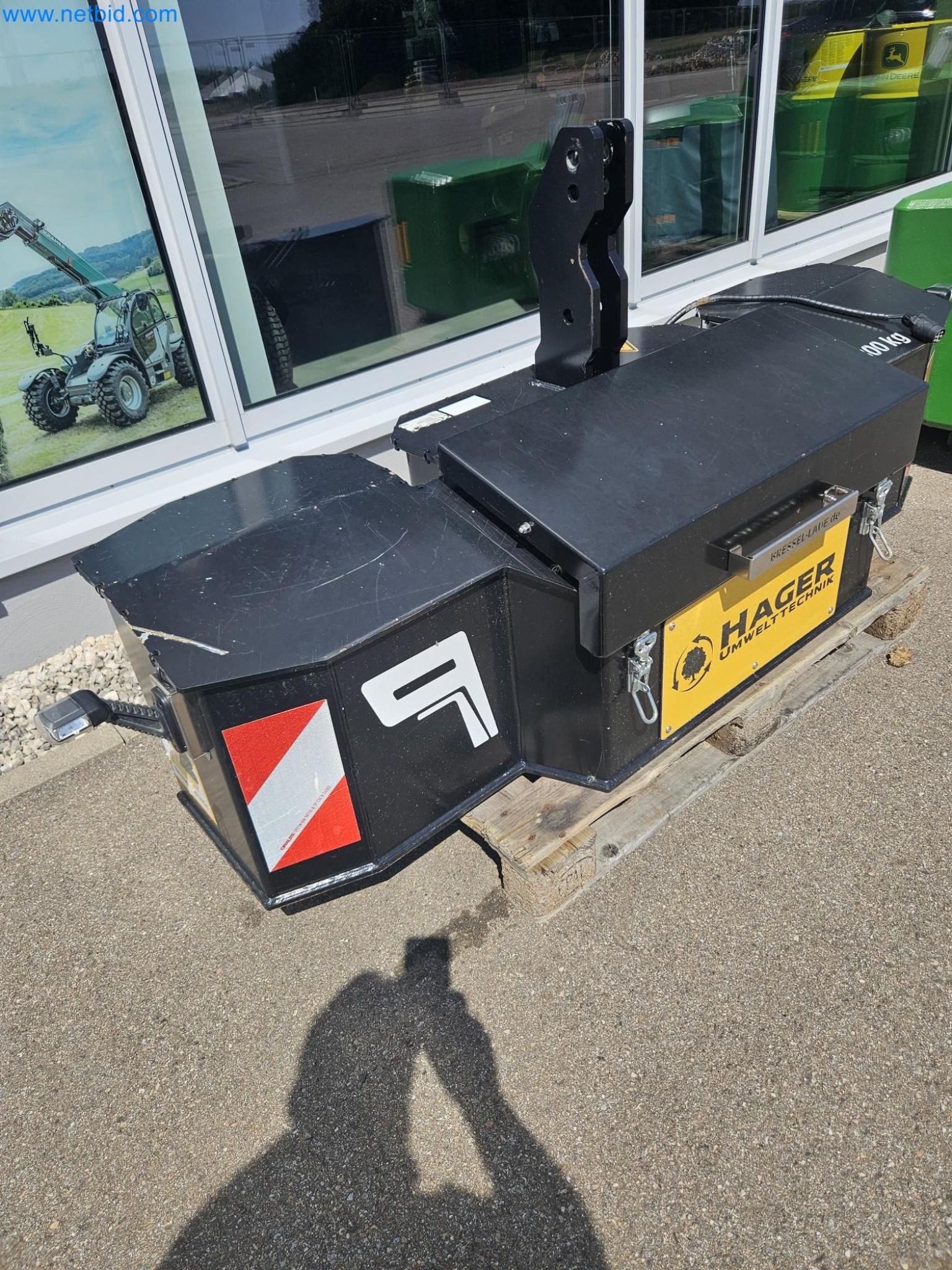 Maschinen und Fahrzeuge eines Bau- und Rodungsbetriebes-30