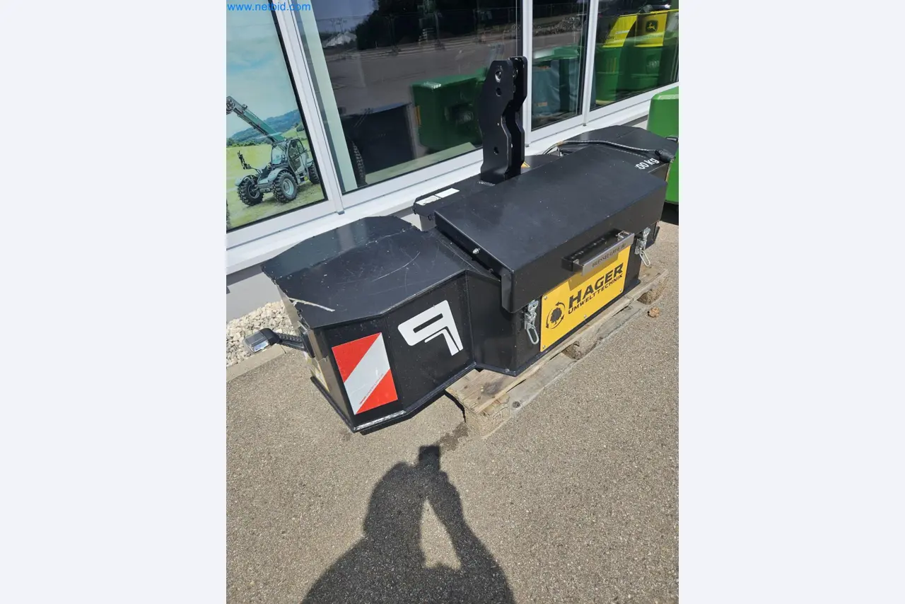 Maschinen und Fahrzeuge eines Bau- und Rodungsbetriebes-30