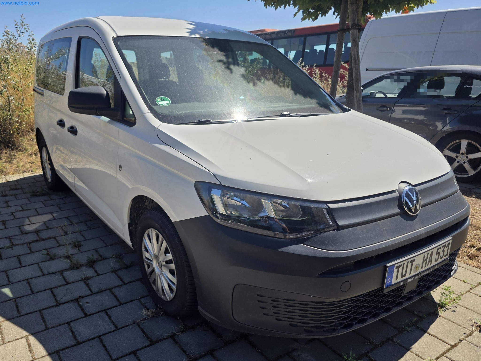 Maschinen und Fahrzeuge eines Bau- und Rodungsbetriebes-1