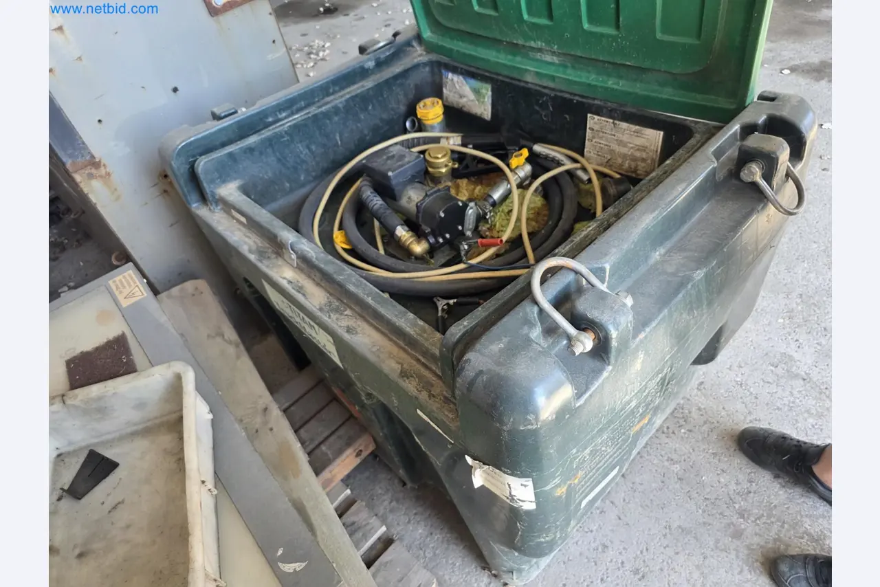 Maschinen und Fahrzeuge eines Bau- und Rodungsbetriebes-1