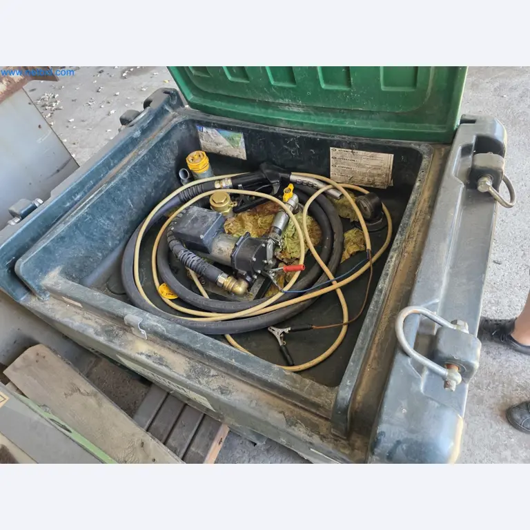 Maschinen und Fahrzeuge eines Bau- und Rodungsbetriebes-2