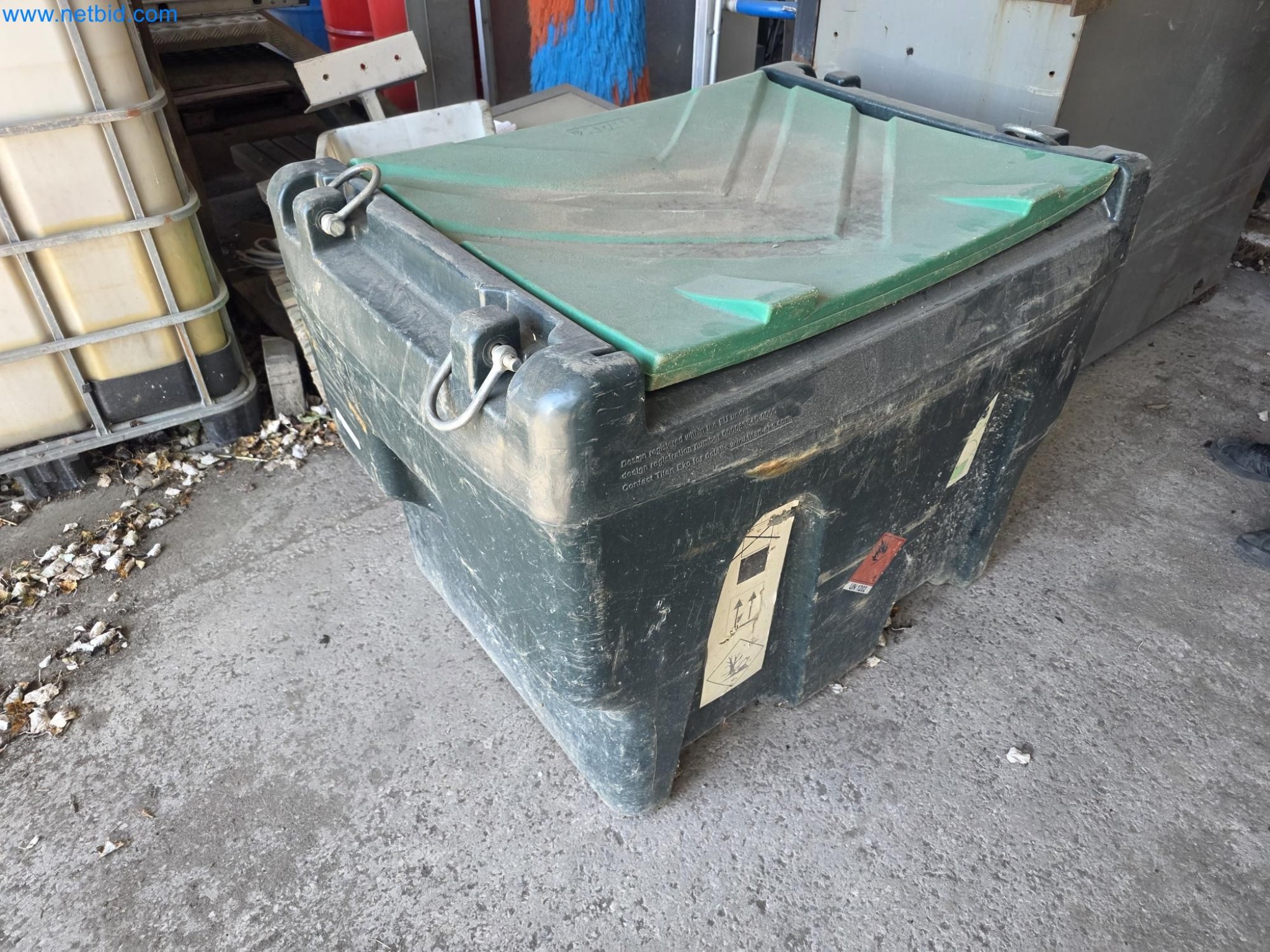 Maschinen und Fahrzeuge eines Bau- und Rodungsbetriebes-3