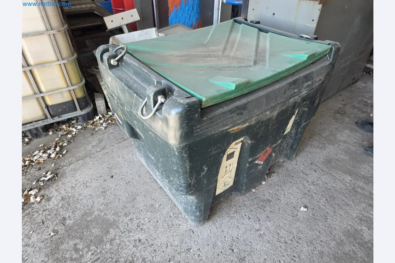 Maschinen und Fahrzeuge eines Bau- und Rodungsbetriebes-3