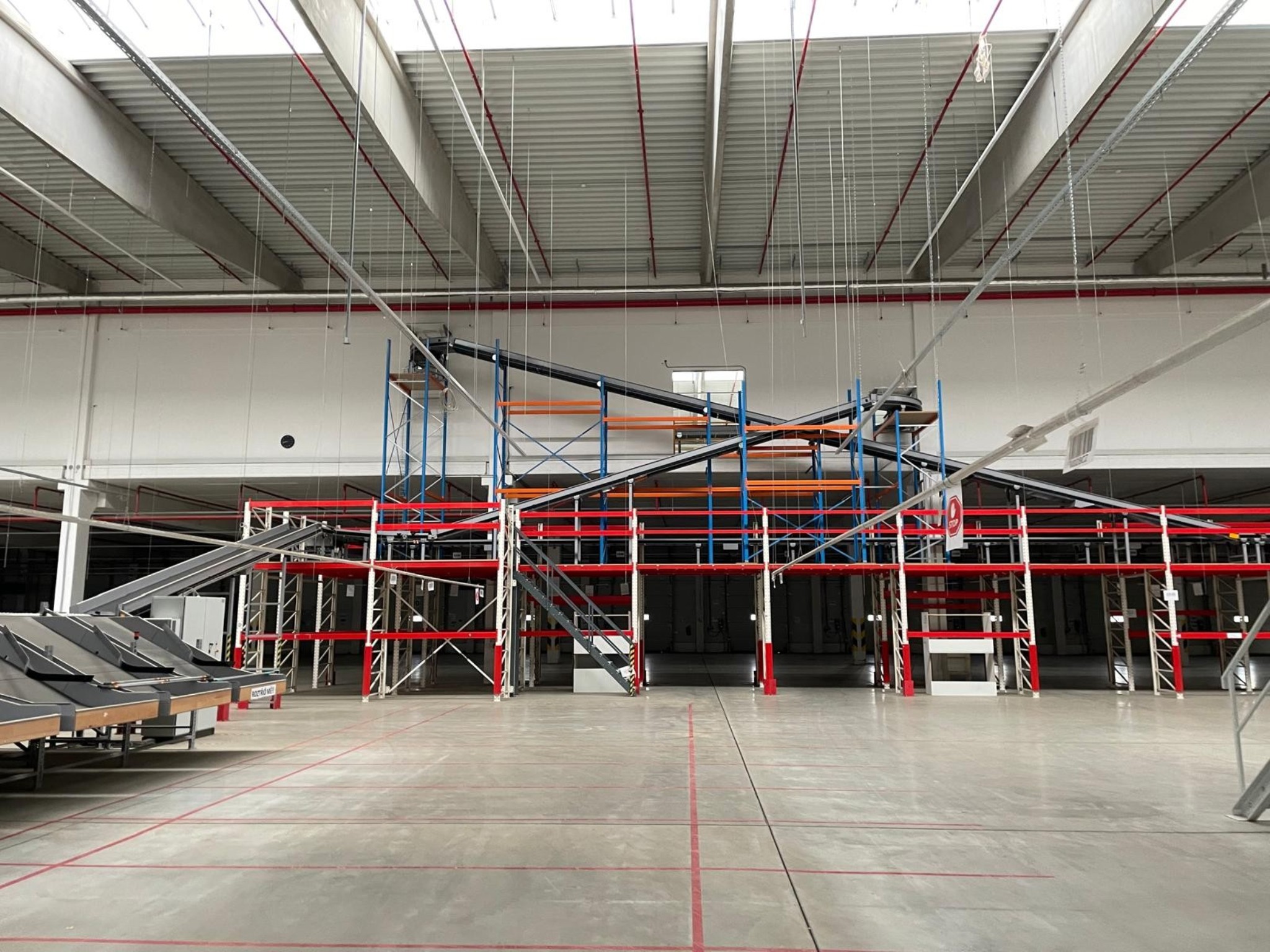 Dopravníková linka pro velkoobjemový výdej balíku-6