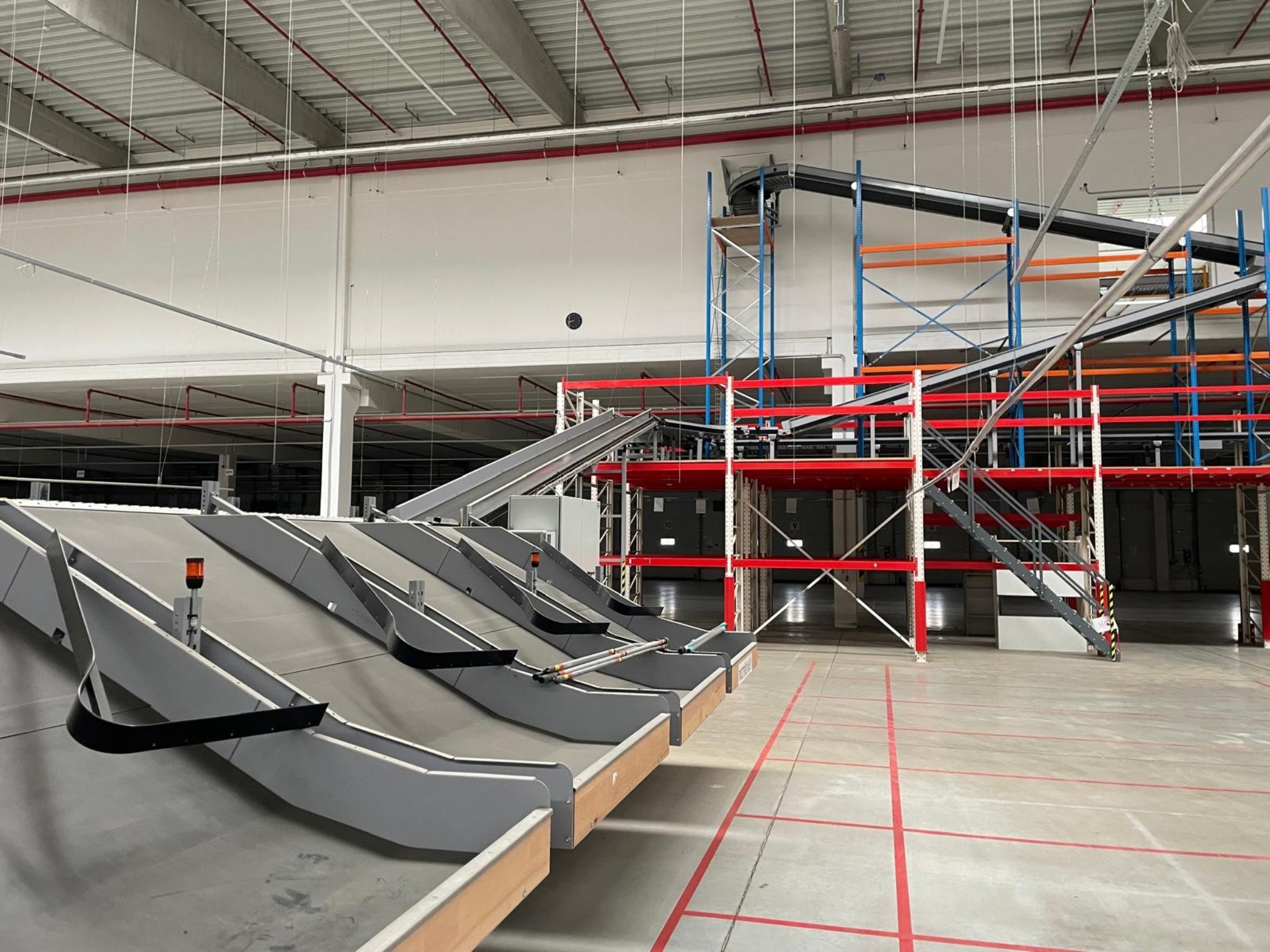 Dopravníková linka pro velkoobjemový výdej balíku-9