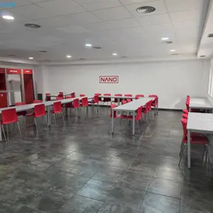 Tafels en stoelen voor kantine