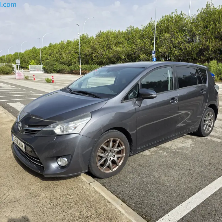 Car TOYOTA VERSO