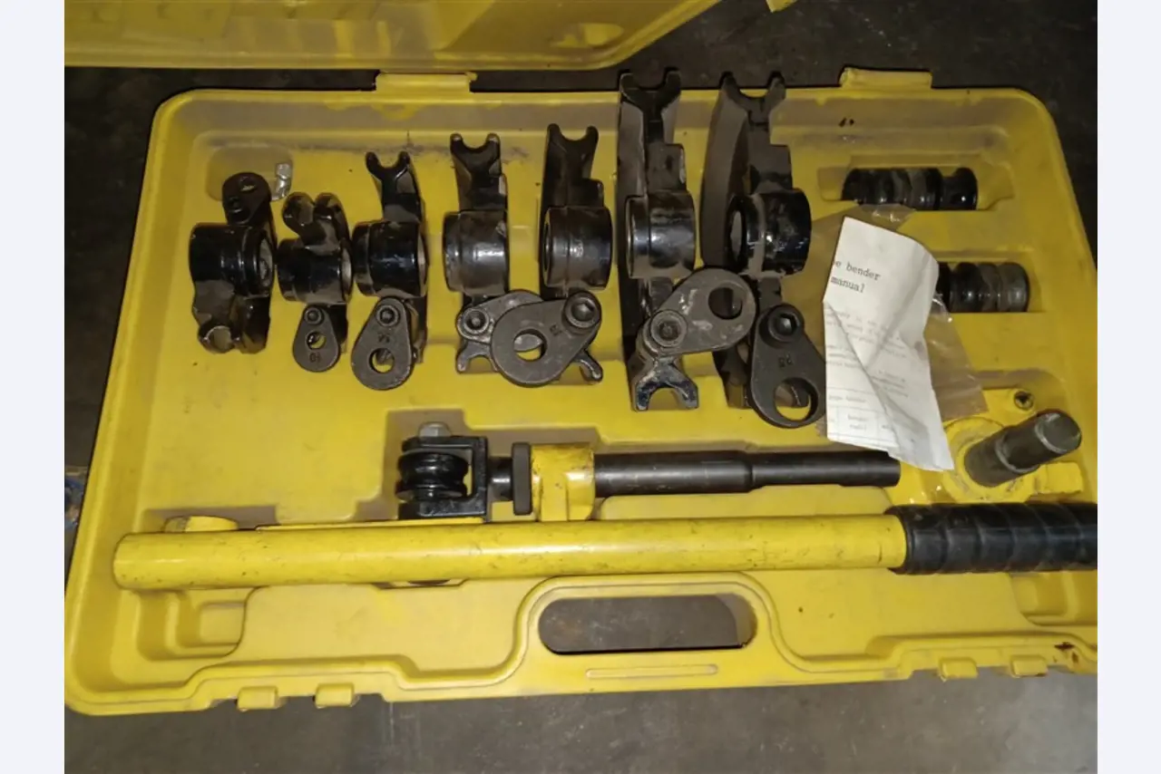 un équipement d'atelier bien entretenu ainsi que des machines de la société Hülsenbusch Apparatebau-1