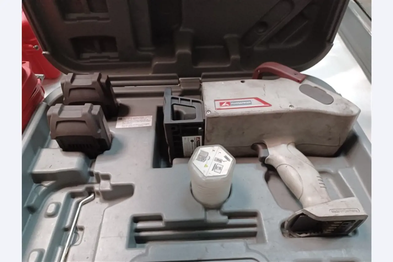 un équipement d'atelier bien entretenu ainsi que des machines de la société Hülsenbusch Apparatebau-1