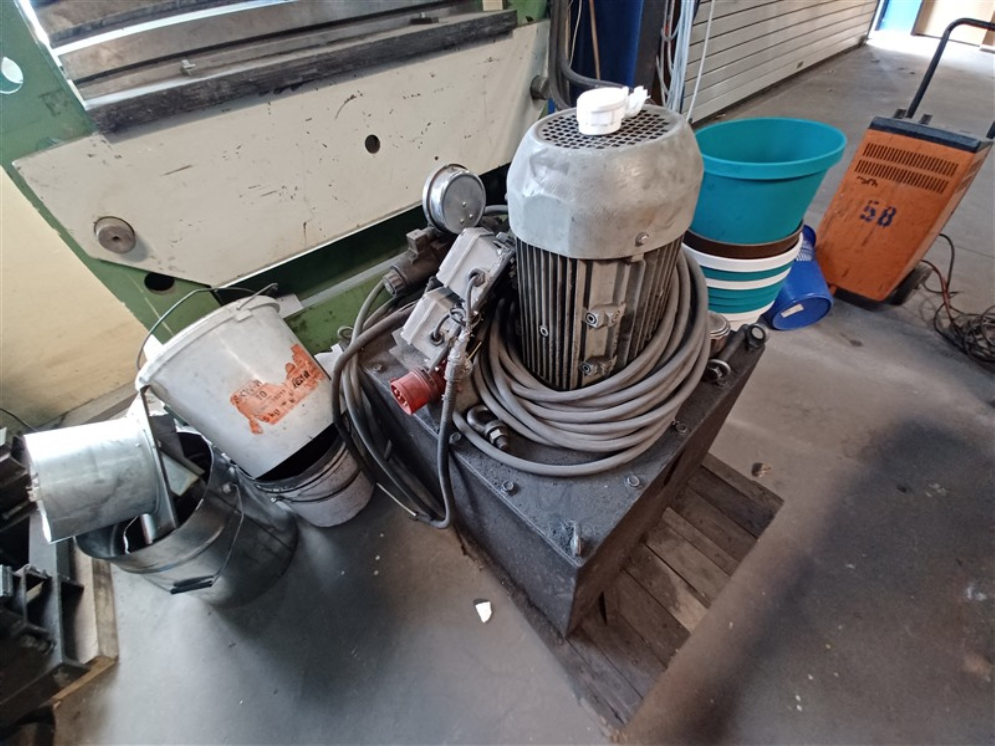 Equipement d'atelier bien entretenu et machines de l'ancienne société Hülsenbusch Apparatebau-2