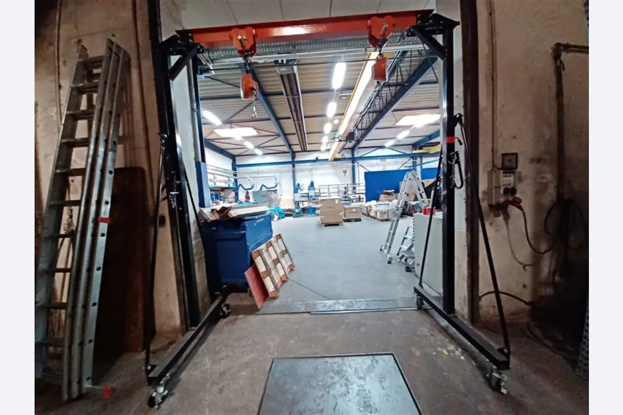 un équipement d'atelier bien entretenu ainsi que des machines de la société Hülsenbusch Apparatebau-2