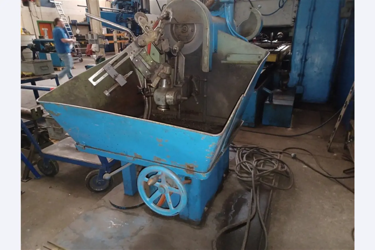 Equipement d'atelier bien entretenu et machines de l'ancienne société Hülsenbusch Apparatebau-3