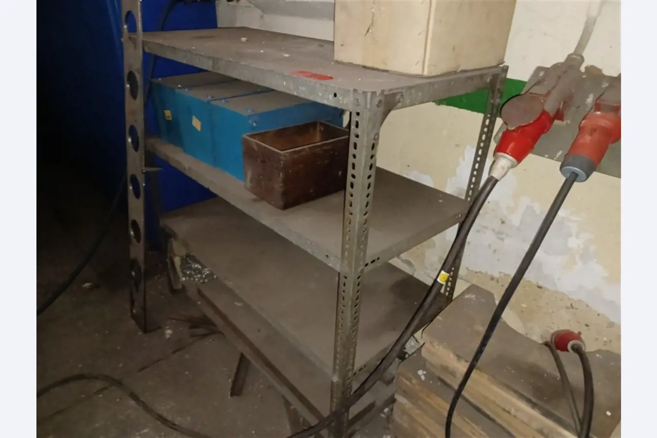 Equipement d'atelier bien entretenu et machines de l'ancienne société Hülsenbusch Apparatebau-4