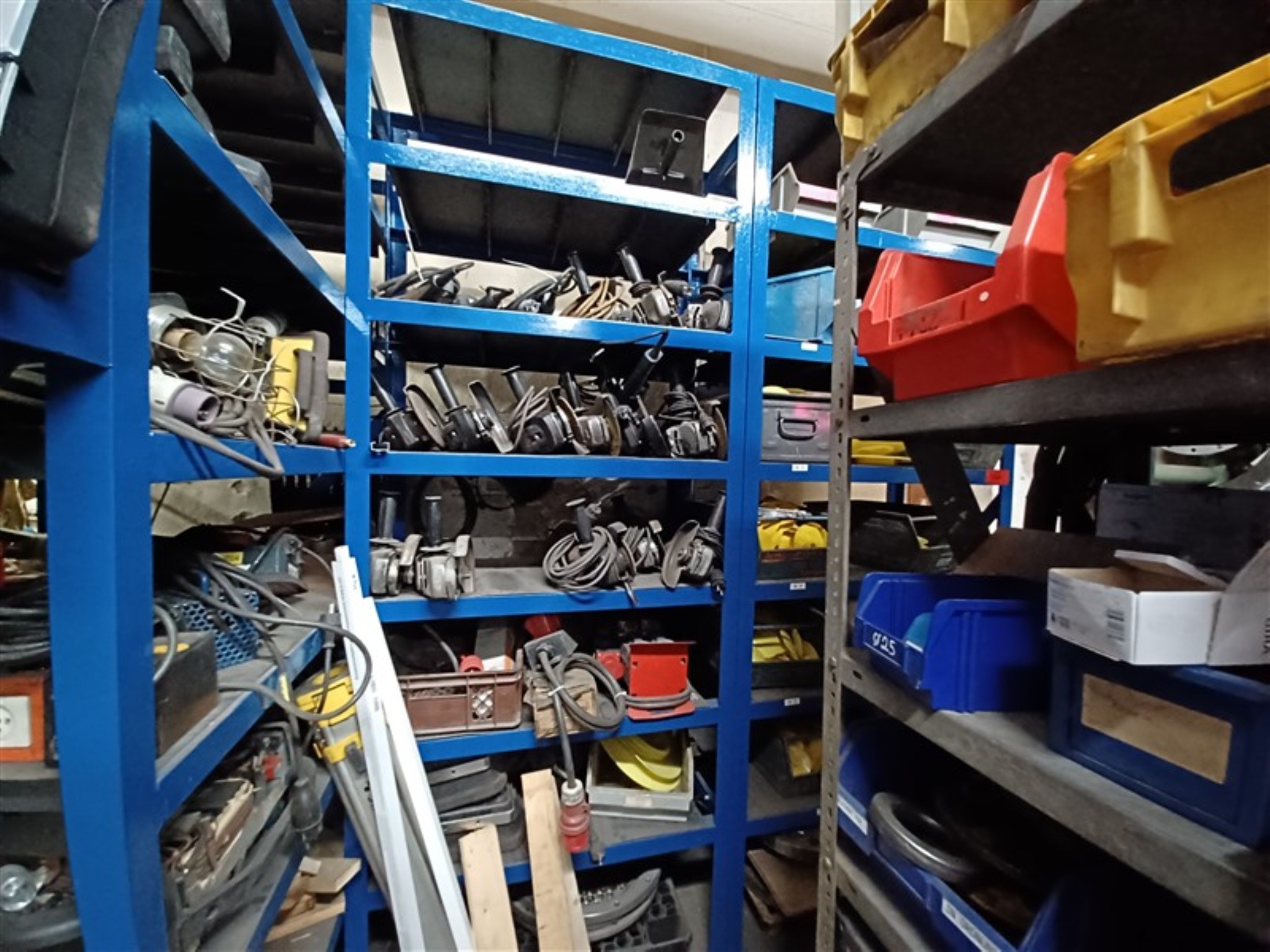 Equipement d'atelier bien entretenu et machines de l'ancienne société Hülsenbusch Apparatebau-16