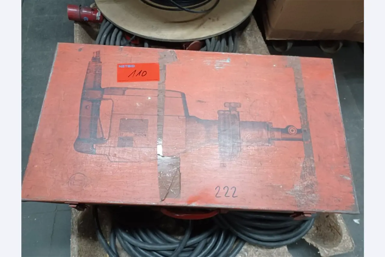 Dobrze utrzymany sprzęt warsztatowy i maszyny dawnej firmy Hülsenbusch Apparatebau-11