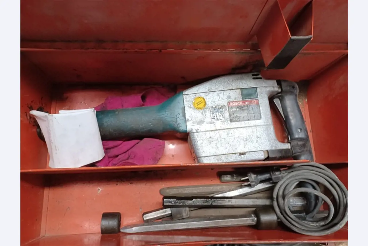 Dobrze utrzymany sprzęt warsztatowy i maszyny dawnej firmy Hülsenbusch Apparatebau-12